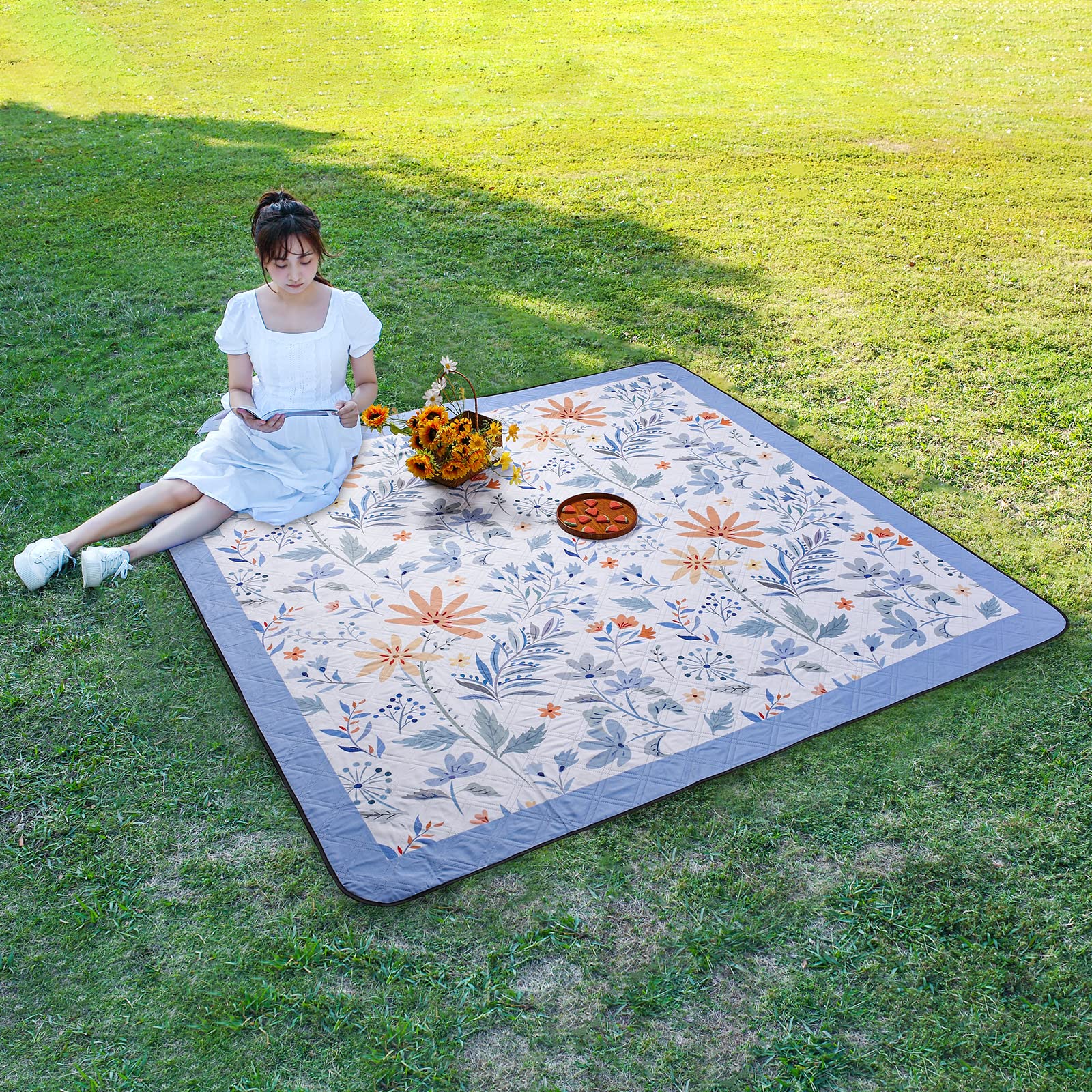 DEWUR Couverture de Pique-Nique imperméable Lavable Couverture de Plage Sandfrei XXL Couverture de Camping Tapis de Plage isolé avec Dessous imperméable (Blanc avec des Fleurs, 200 x 200 cm)