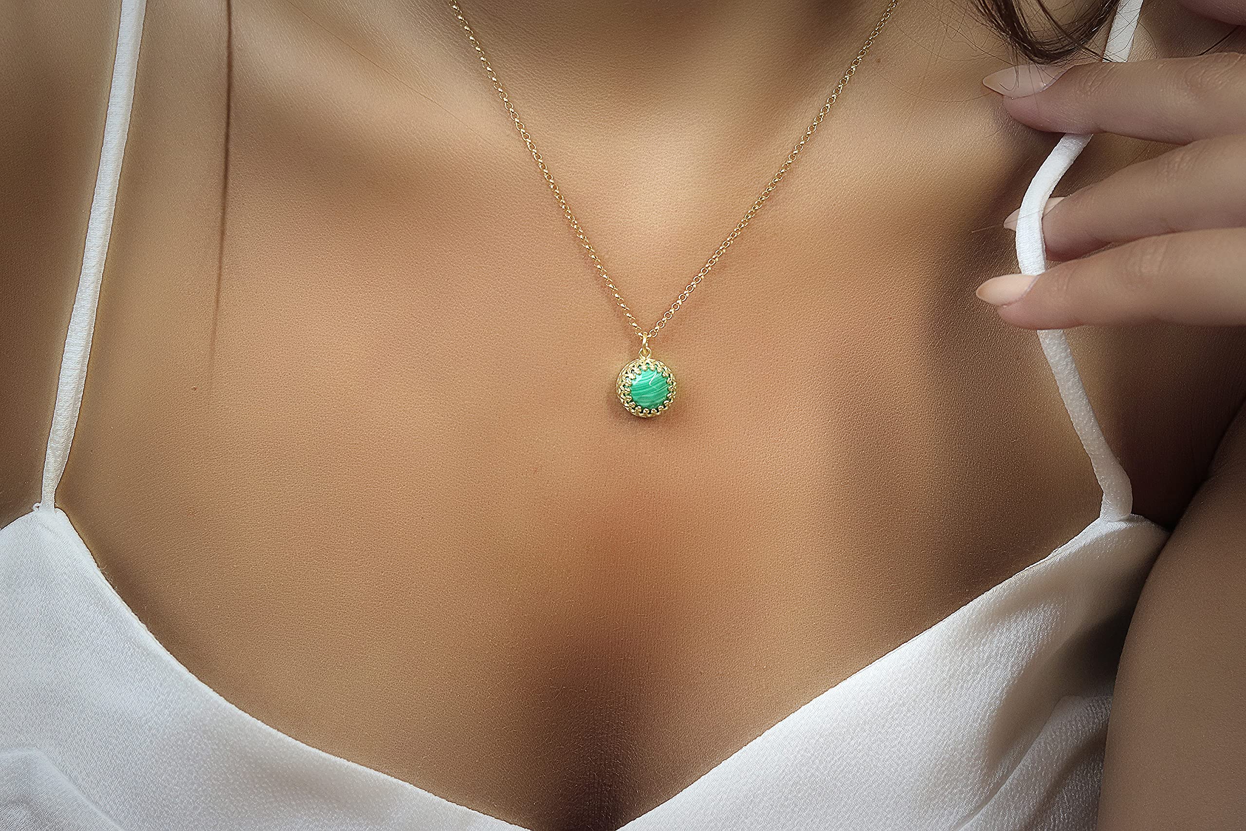 Runde Malachit-Halskette für Frauen - Zierliche Grüne Stein-Halskette in 14k Gold - Handgemachter Frauen-Schmuck - Alltags-Halskette, Schicht-Halskette, Geschenk-Halskette - Anpassbare Kettenlänge