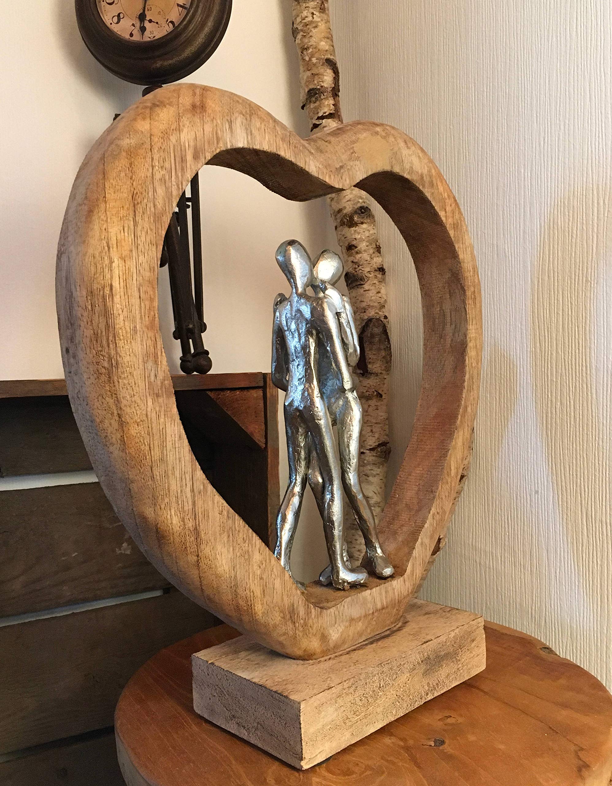 Moritz The Path 35 cm Silber – Mangoholz Liebespaar Skulptur Herz Hochzeit | Aluminium-Paar auf Naturholz-Sockel, Handarbeit und Unikat, Geschenkidee zu Jahrestag oder Valentinstag, für Regal
