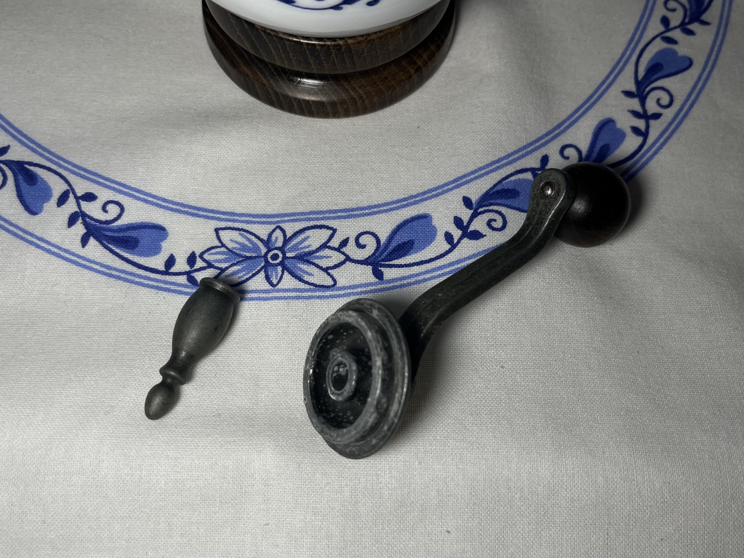 Vintage, Zwiebelmuster Porzellan Salzmühle, ist noch funktionsfähig.