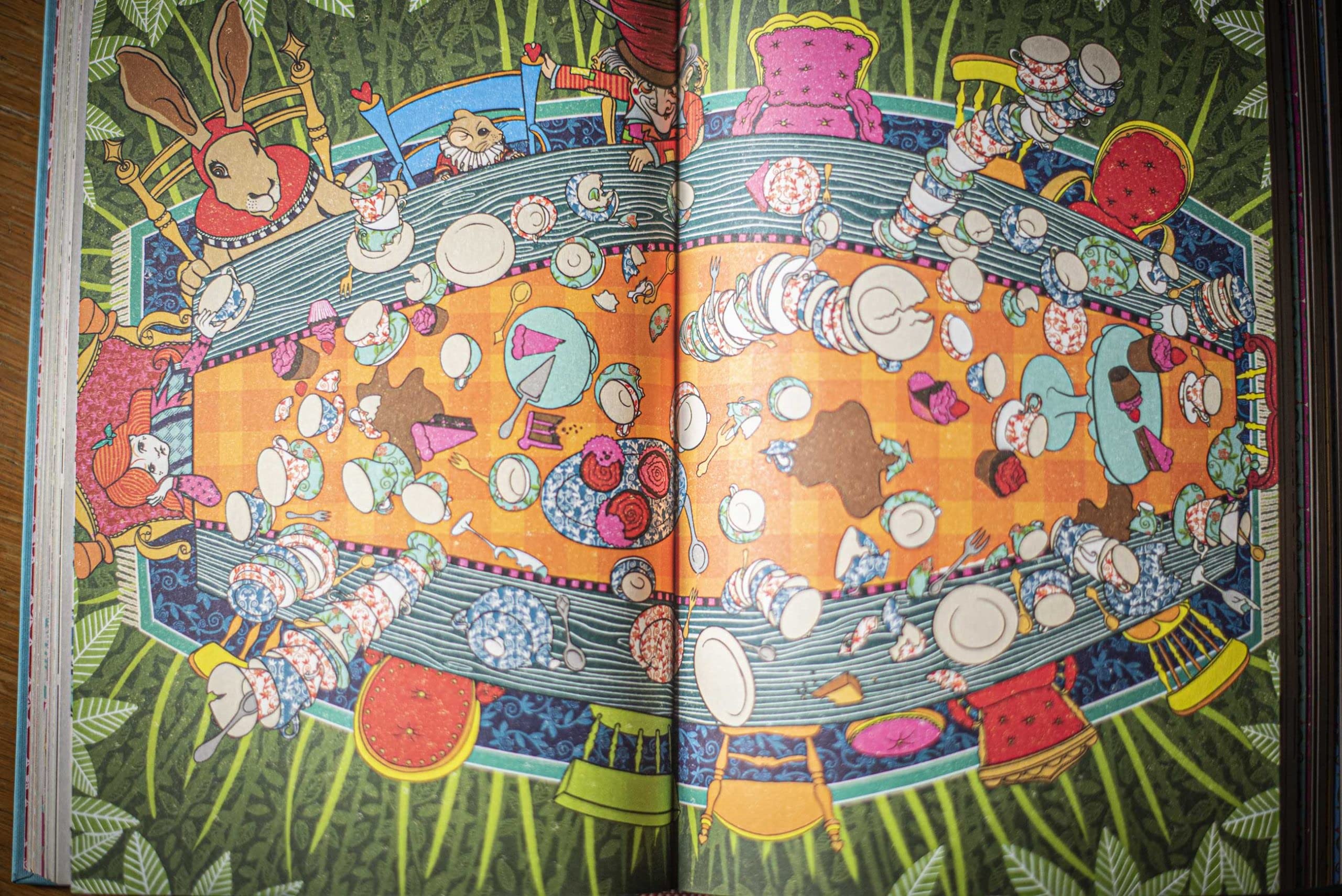 Alicia en el país de las maravillas: y Alicia a través del espejo (Clásicos ilustrados de MinaLima)