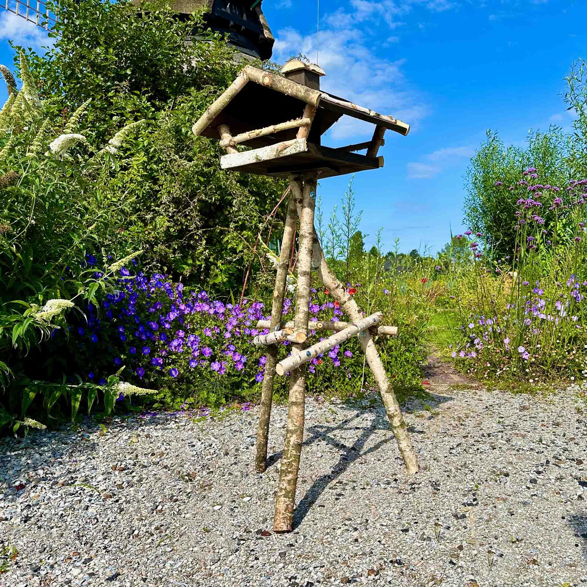 GARTENETAGE Vogelhaus Birke mit Holzdach/Vogelhaus mit Ständer wetterfest und stabil/Vogelfutterhaus mit Ständer/Robustes Vogelhäuschen für Ihren Garten
