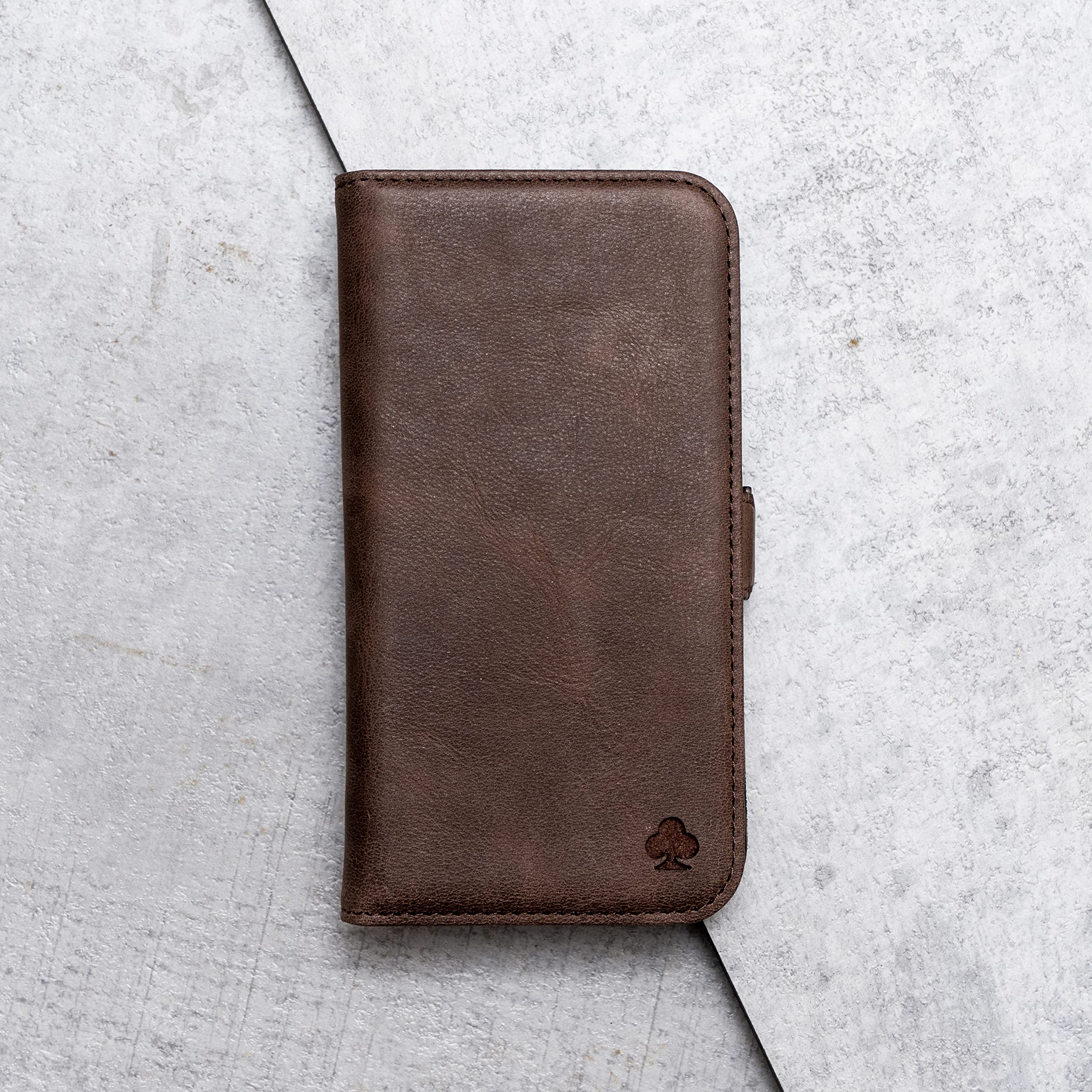Porter Riley - Lederhülle kompatibel mit iPhone 16 Pro. Premium Echtleder Standhülle/Ledertasche/Brieftasche mit Karten Steckfächern und Horizontale Standfunktion (Schokoladenbraun)