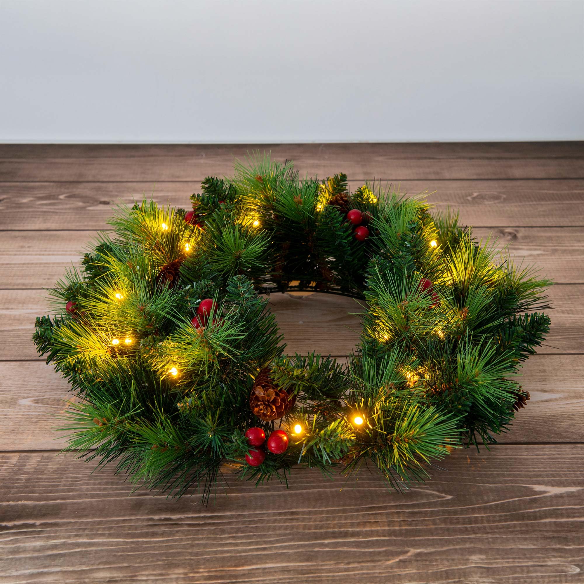 RABURG Deko-Weihnachtskranz Noel, 35 cm, LED-Lichter, rote Beeren-Optik | Ø 35 cm, Timer-Funktion, warmweißes Licht, IP44 geschützt, rote Beeren-Optik, goldene Kugel-Optik