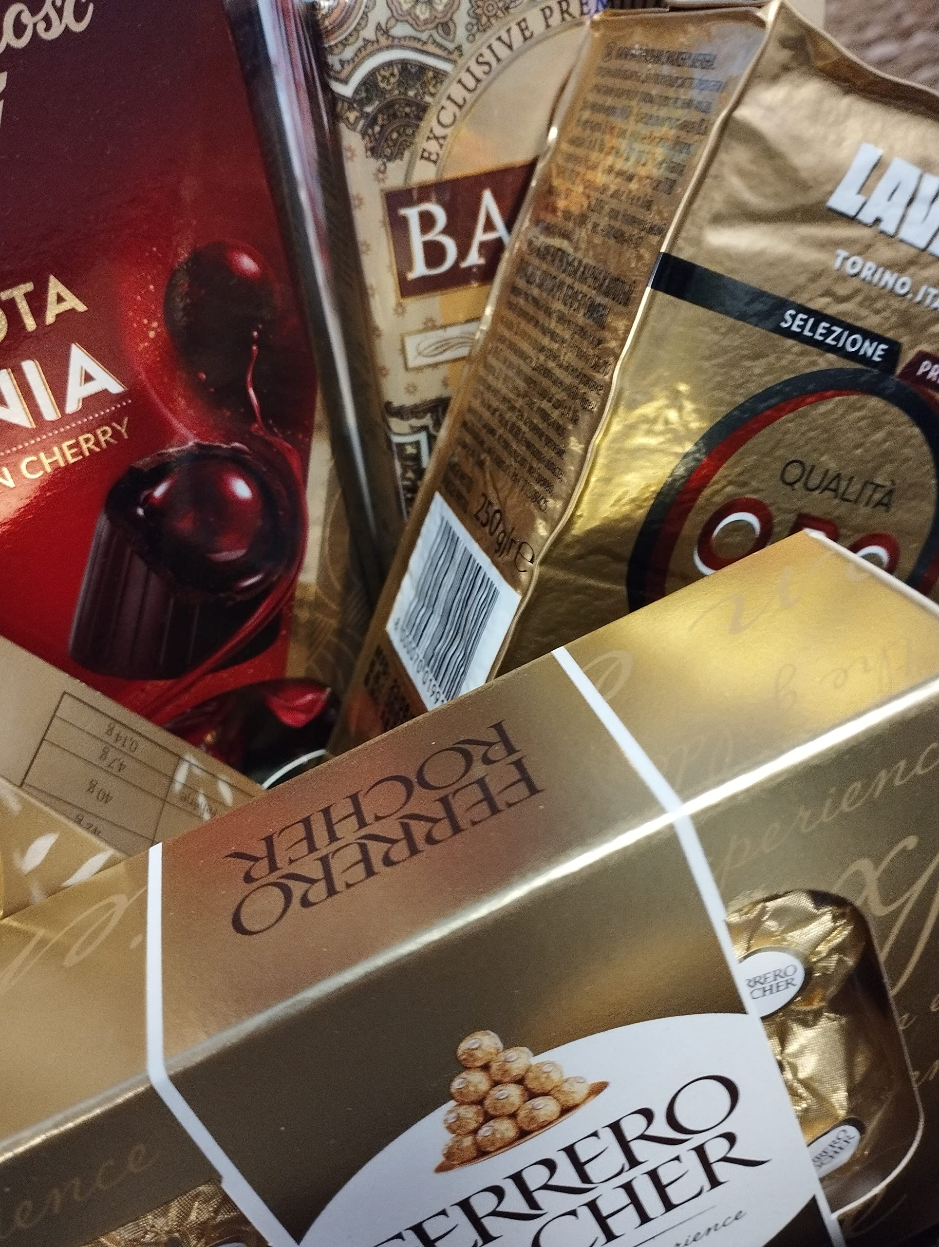 Geschenk Set Golden Kollektion - 5 verschiedene Produkte - 3 Schokoladenbox, exklusive Kaffee Lavazza und Ceylon-Schwarztee Basilur - Ferrero Rocher - Frau - Mann