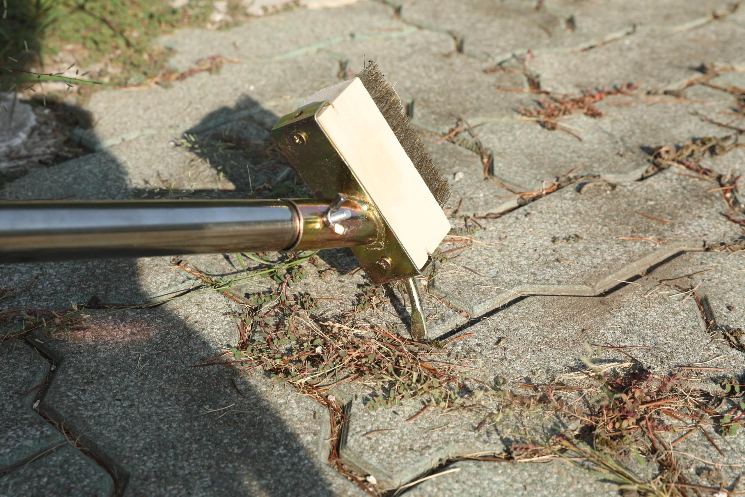 Brosse à mauvaises herbes à long manche pour nettoyer les terrasses, pavés et allées de terrasse avec poils métalliques coudés, grattoir à lame de 152,4 cm pour enlever l'accumulation de mousse (bleu)