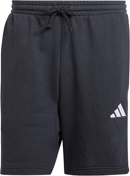 Gros plan sur le tissu French Terry doux du short Adidas Homme Essential Three Stripes.