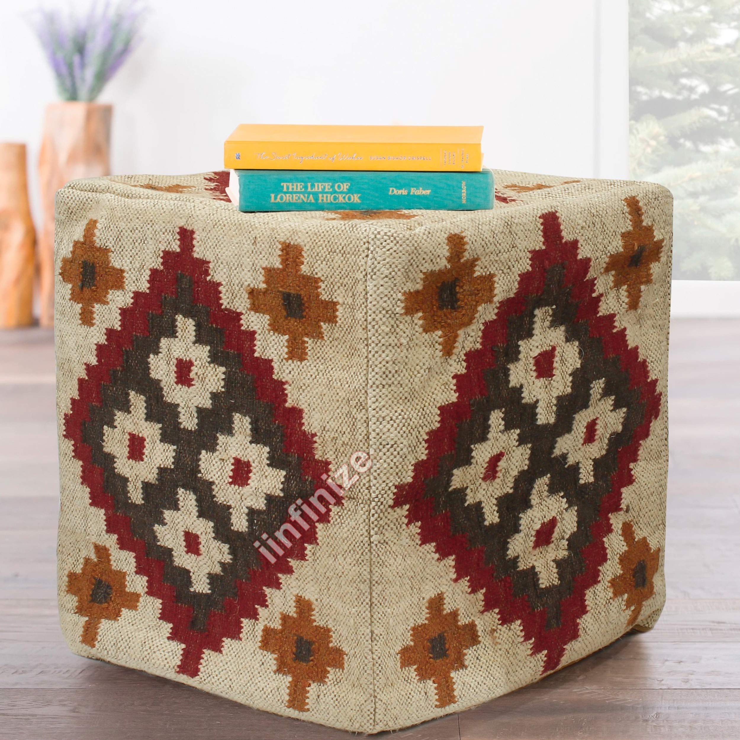 Pouf vintage kilim en laine pour un coin lecture bohème dans le salon