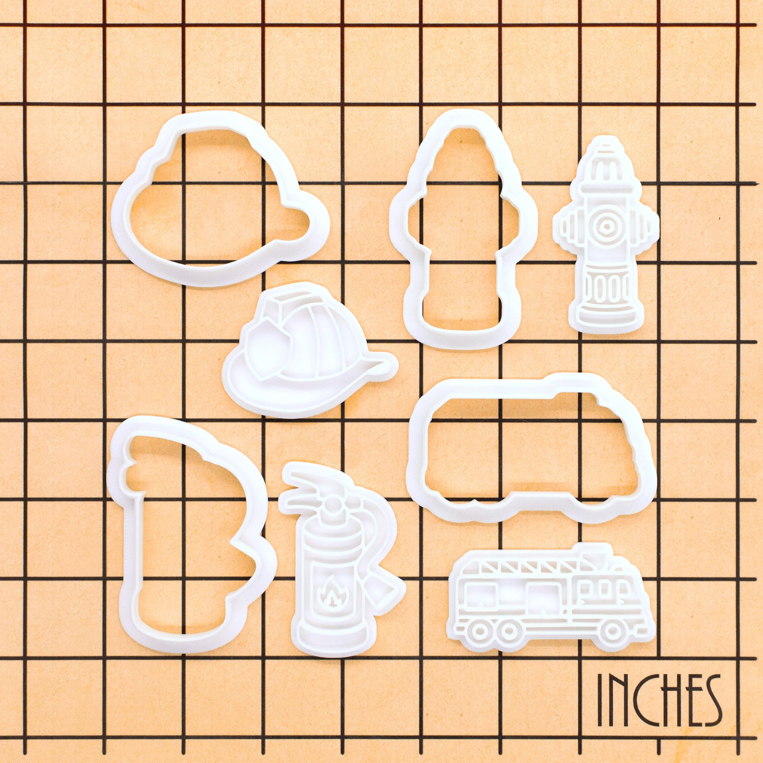 BAKERLOGY Lot de 4 Mini Emporte-pièces & Tampons Pompier – Borne Incendie, Camion de Pompiers, Casque et Extincteur pour Fondant, Biscuits, Sablés, Fête des Pompiers & Secours d’Urgence