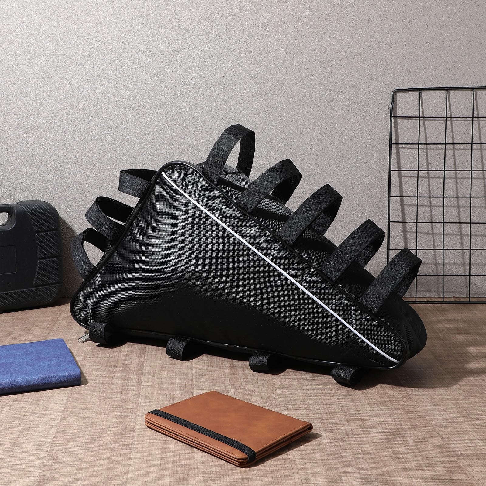 DOITOOL Borsa Triangolare Impermeabile da Telaio per Bicicletta, Ideale per Cellulare, Contanti, Attrezzi, Chiavi, Mini Pompa, Sport All'aria Aperta, 49x41x11 Cm, Tessuto Oxford, Nera.