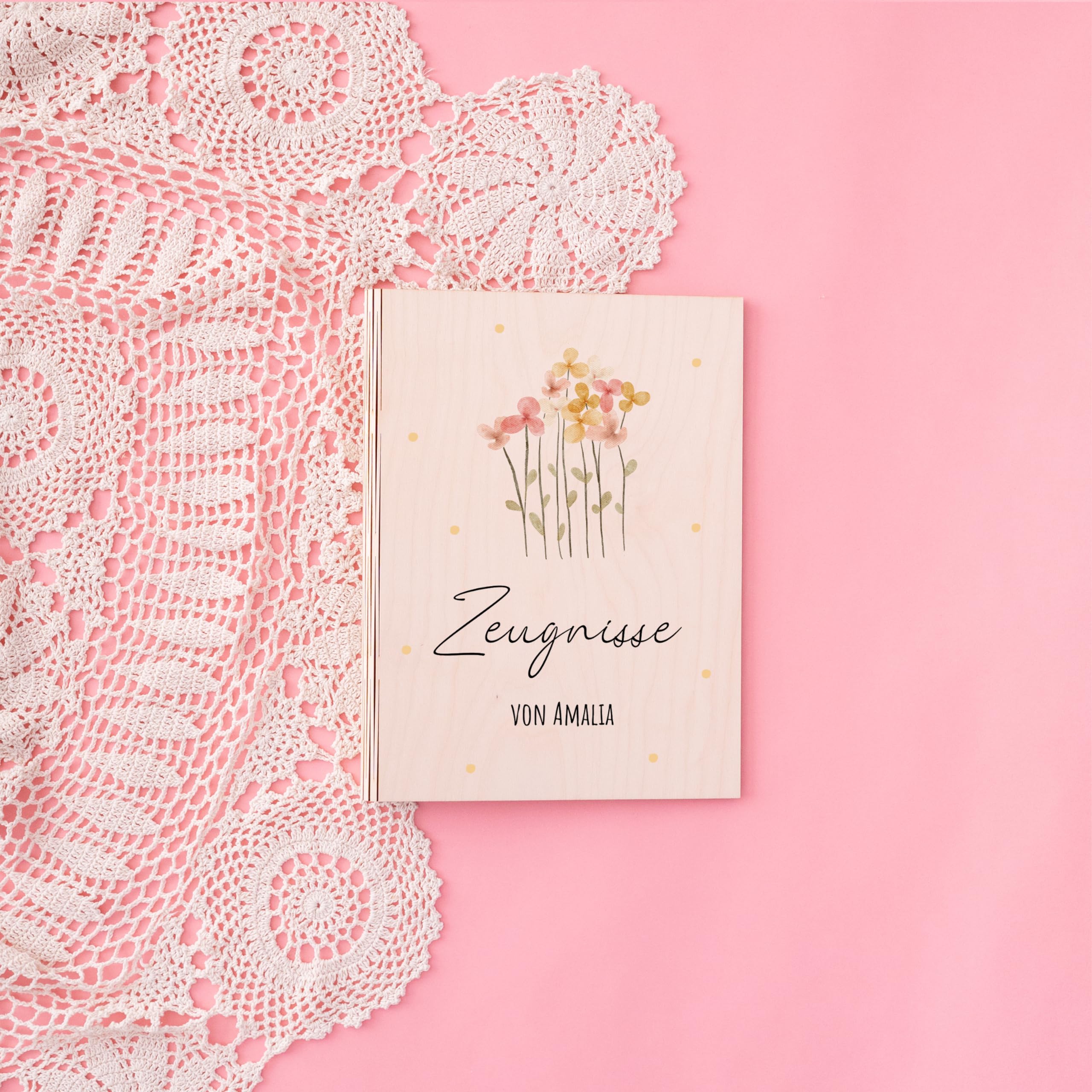 Bärenfreunde® - Personalisierte Holzzeugnismappe mit hochwertigem Spezial-Druck - Einschulung Geschenk für Jungen & Mädchen (Blumen Punkte)