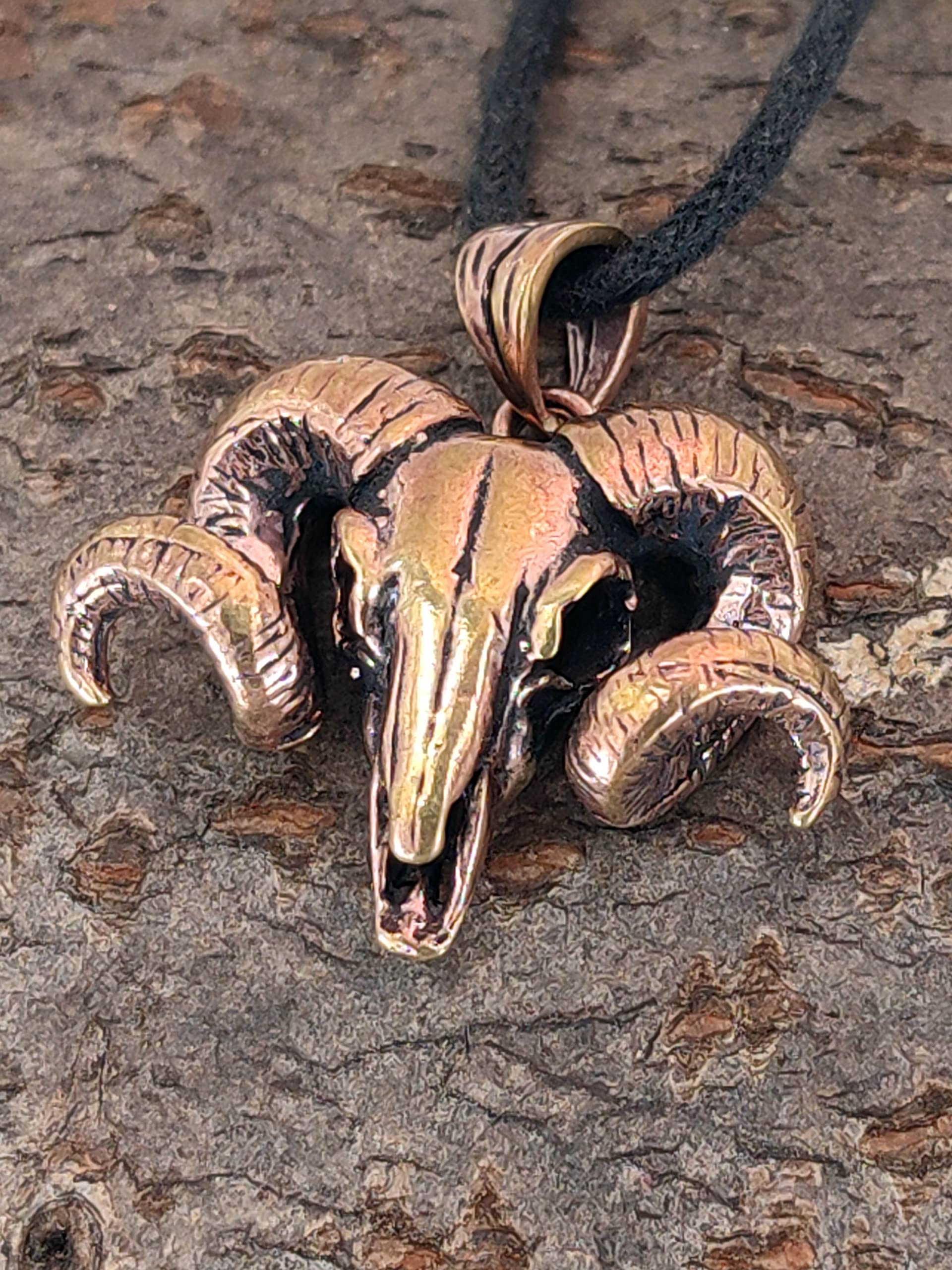 Kiss of Leather Widderkopf Anhänger aus Bronze mit Baumwollband Br. 129