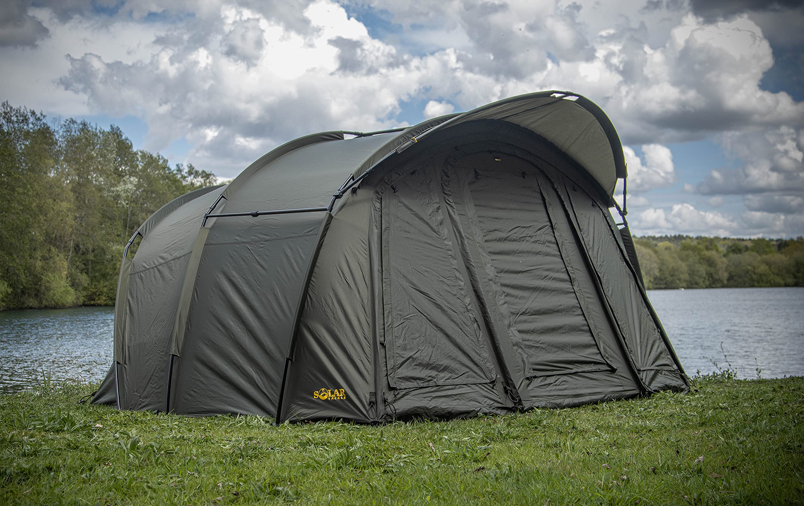 Solar Tackle Undercover - Refugio Exterior Bivvy para 2 Personas, Resistente al Agua, Malla mosquitera, Flujo de Aire, Paneles Traseros enrollados, Incluye Bolsillos Interiores, Lona Resistente para