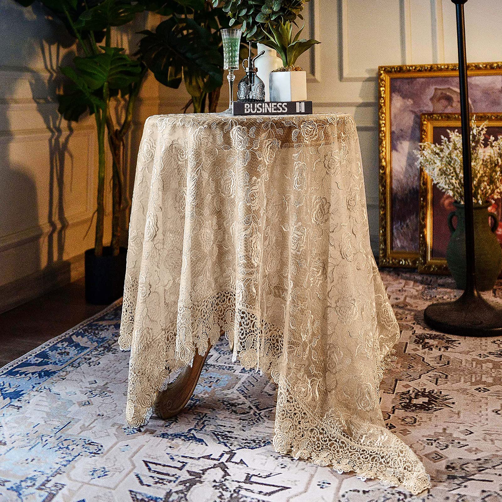 SUTAVIA - Mantel de encaje bordado, diseño clásico cuadrado pequeño de 43 pulgadas, a prueba de polvo, para cocina, comedor, picnic, banquete de boda y decoración del hogar (dorado)