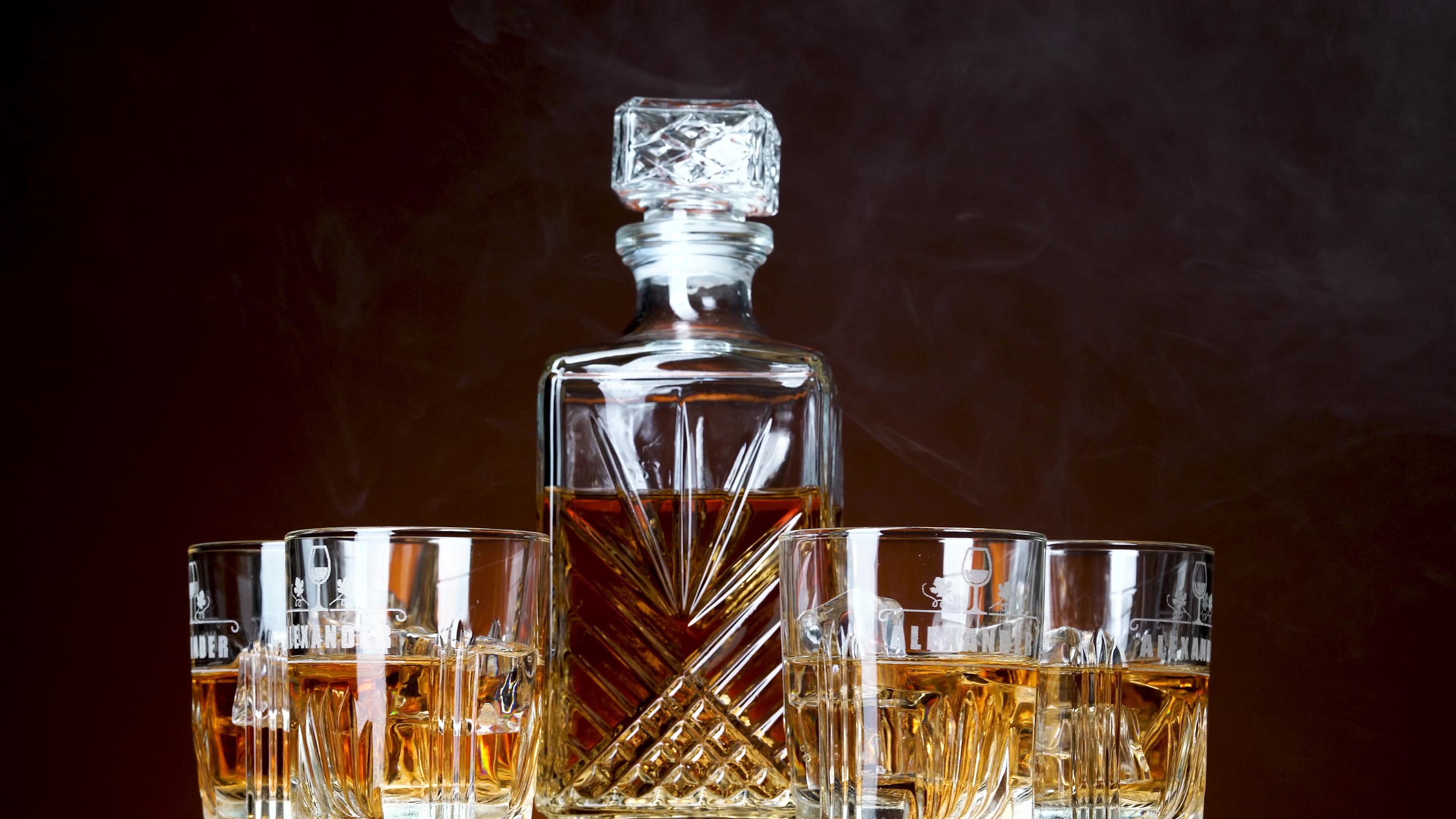 Maverton Set Decanter per Whisky in vetro - da 700 ml - incisione personalizzata - Caraffa con 2/4/ 6 bicchieri - idea regalo per il compleanno - per