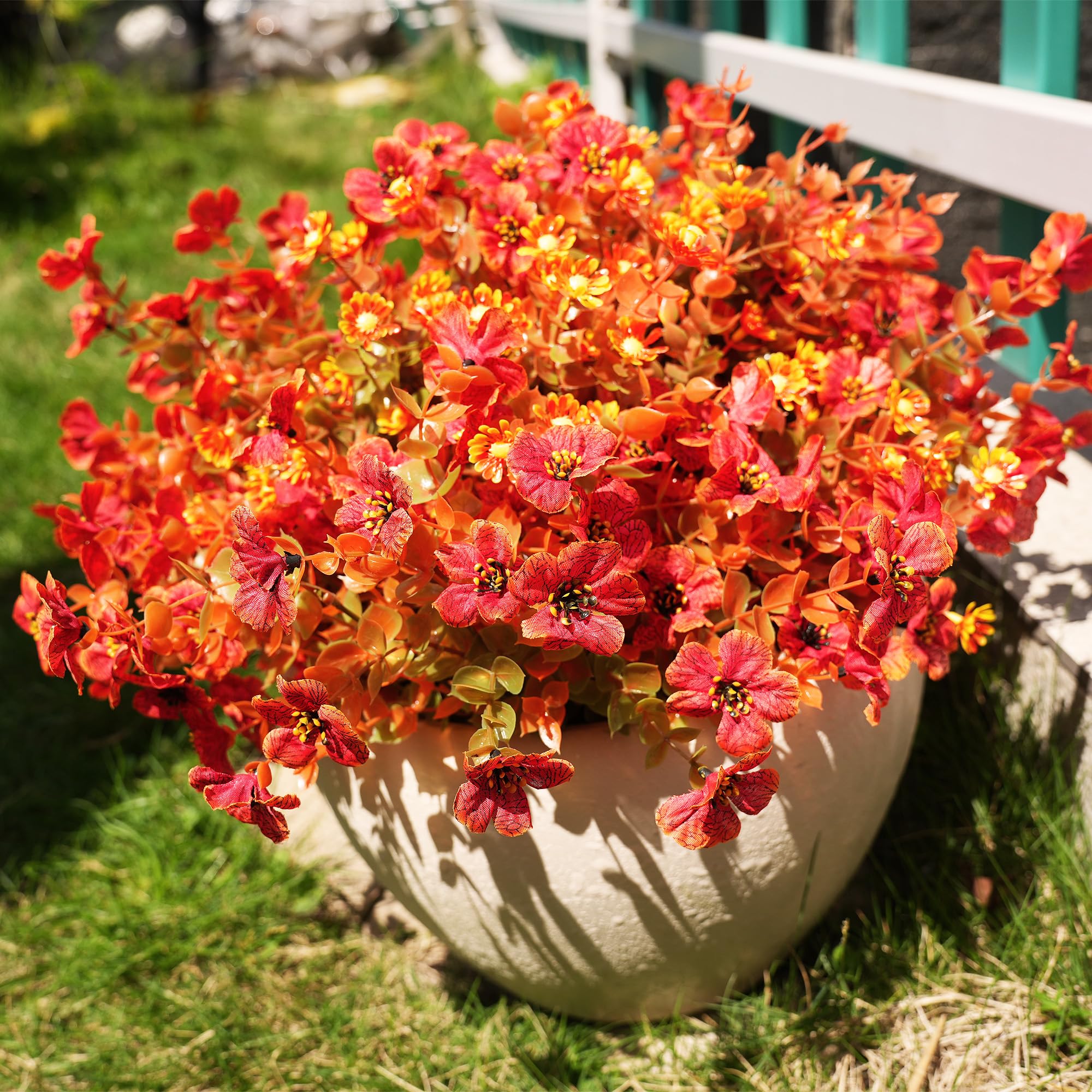 Fiori artificiali autunnali per esterni, interni, giardino, decorazione per la casa, margherita con foglie di eucalipto, piante finte per mamme, verande, verande, patio, 16 fasci (arancione autunnale)