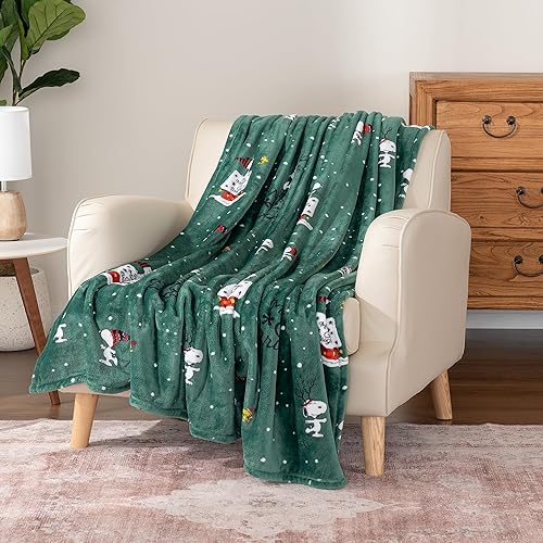 Miniatura 6 de Berkshire Blanket Peanuts - Manta pesada de Navidad, VelvetLoft de felpa de personaje lindo, Peanuts Be Merry and Bright Green, 60 x 70 pulgadas