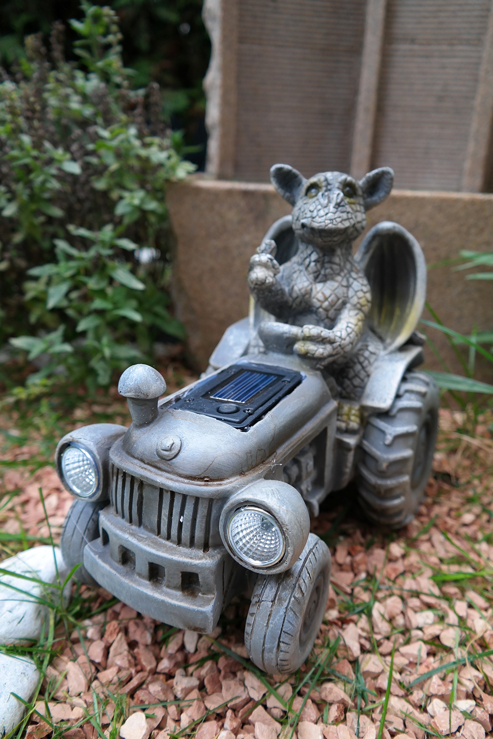 Kremers Schatzkiste Drachenkind auf Traktor mit Solar-Laterne Gartenfigur Drache wetterfest Gartendeko aus Polyresin Solarlicht Scheinwerfer beleuchtet Handbemalt witterungsfest