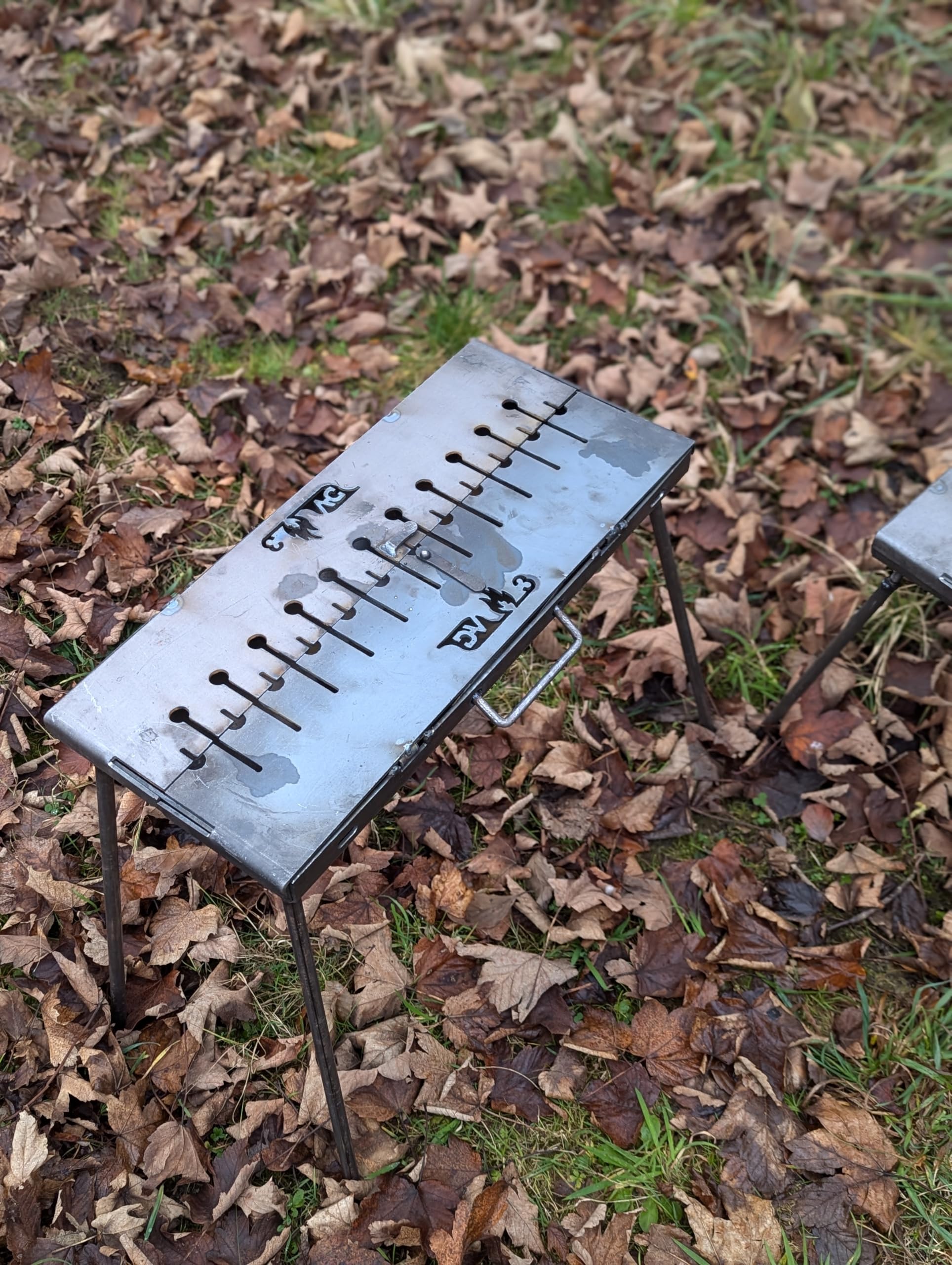 Generisch Mangal Schaschlikgrill 3mm, Holzkohle, Faltbar, Tragbar, 12 Spieße, inkl. 5 Edelstahlspieße und Tasche
