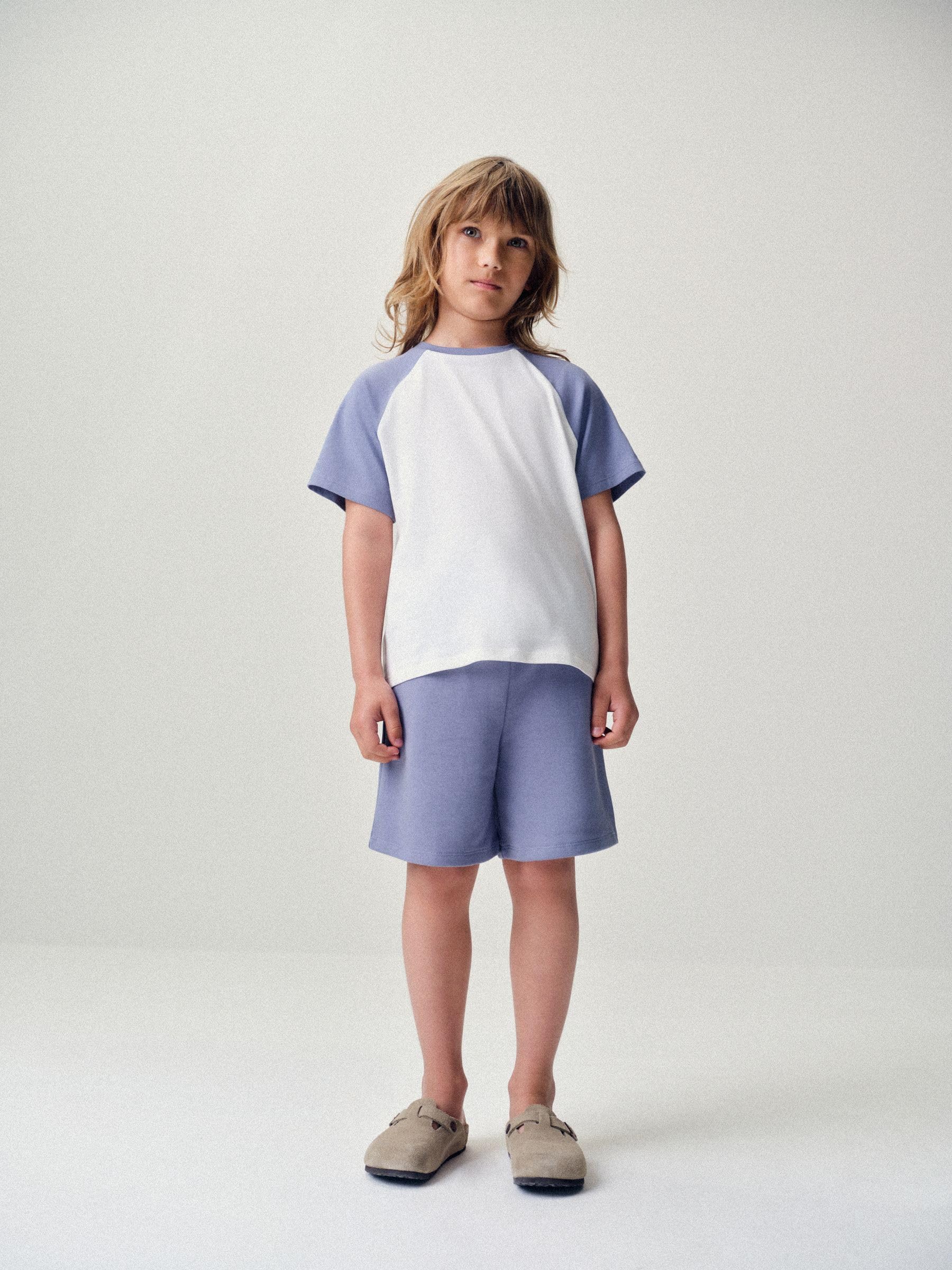 THE SET Niños Conjunto de 8 piezas formado por sudadera, sudadera con capucha, pantalones de chándal, pantalones cortos y camisetas extragrandes de manga corta y cuello redondo