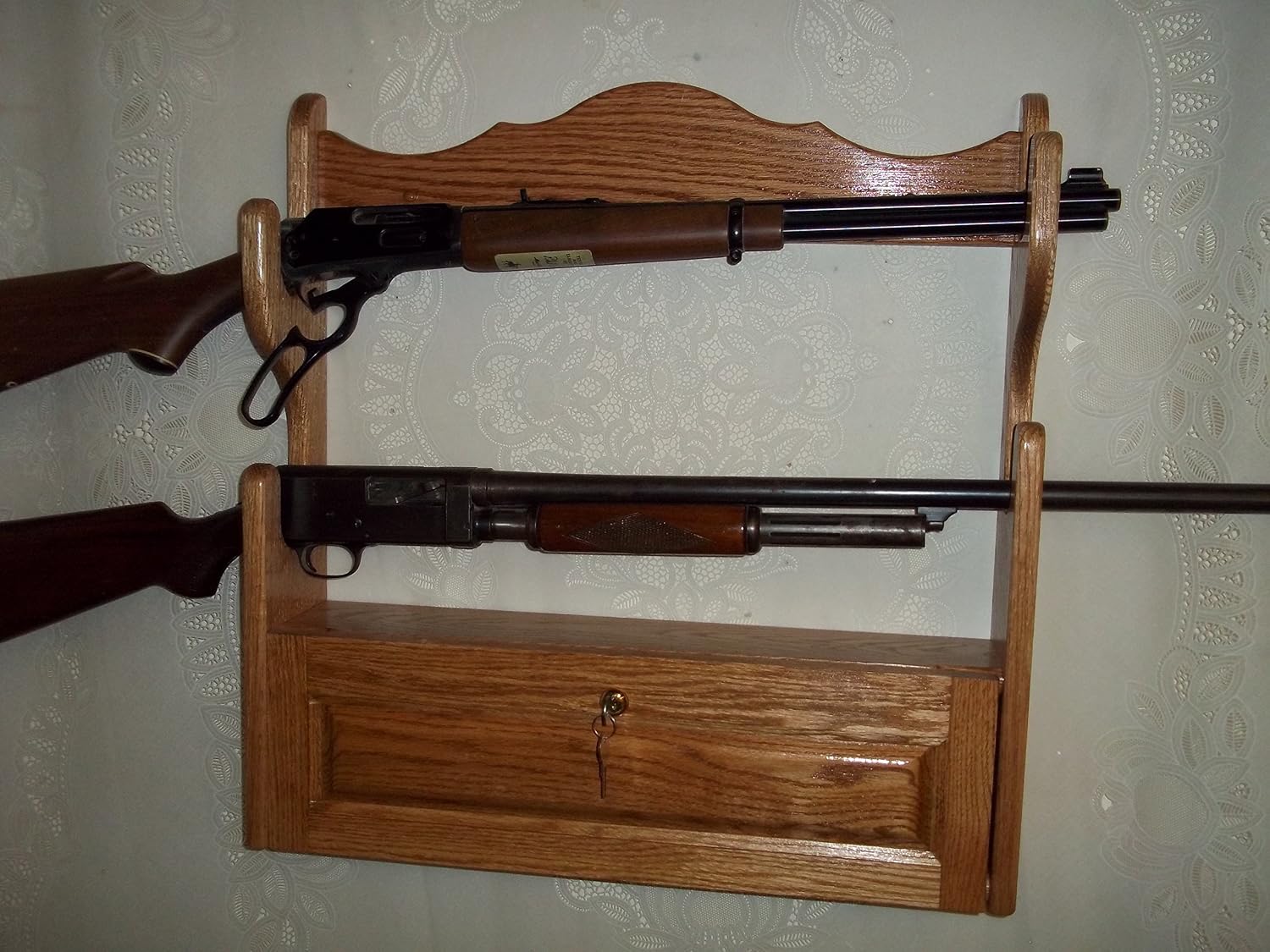 Handmade Beauty Red Oak 2 Gun Rack with Locking Storage Compartment - Golden Oak Finish - 24" x 24" x 5" - Made in the USA