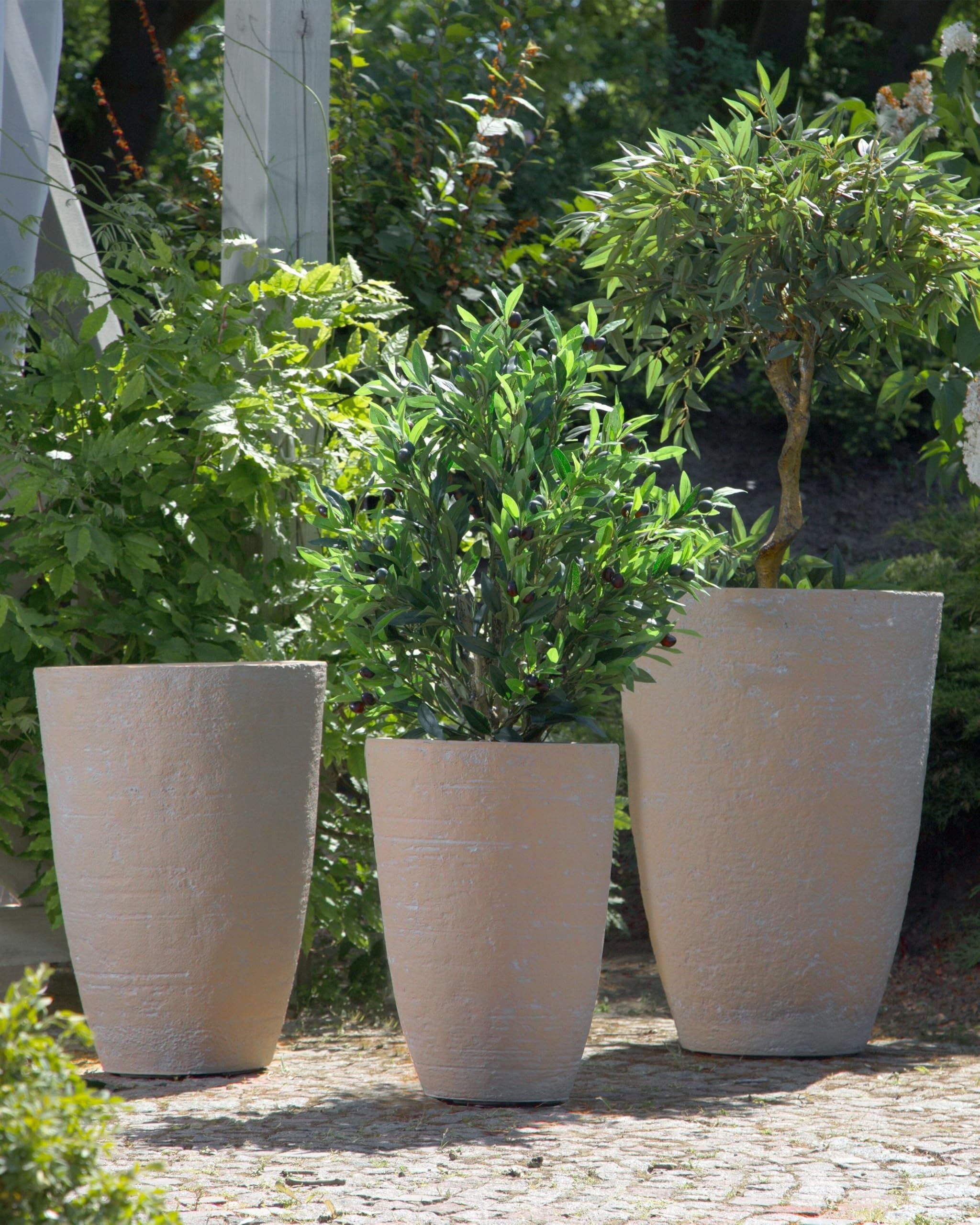 Beliani Haut Cache-Pot Beige en Forme de Vase 43 x 43 x 60 cm Robuste en Pierre et Polyrésine, Pot de Fleurs Idéal pour Extérieur et Intérieur