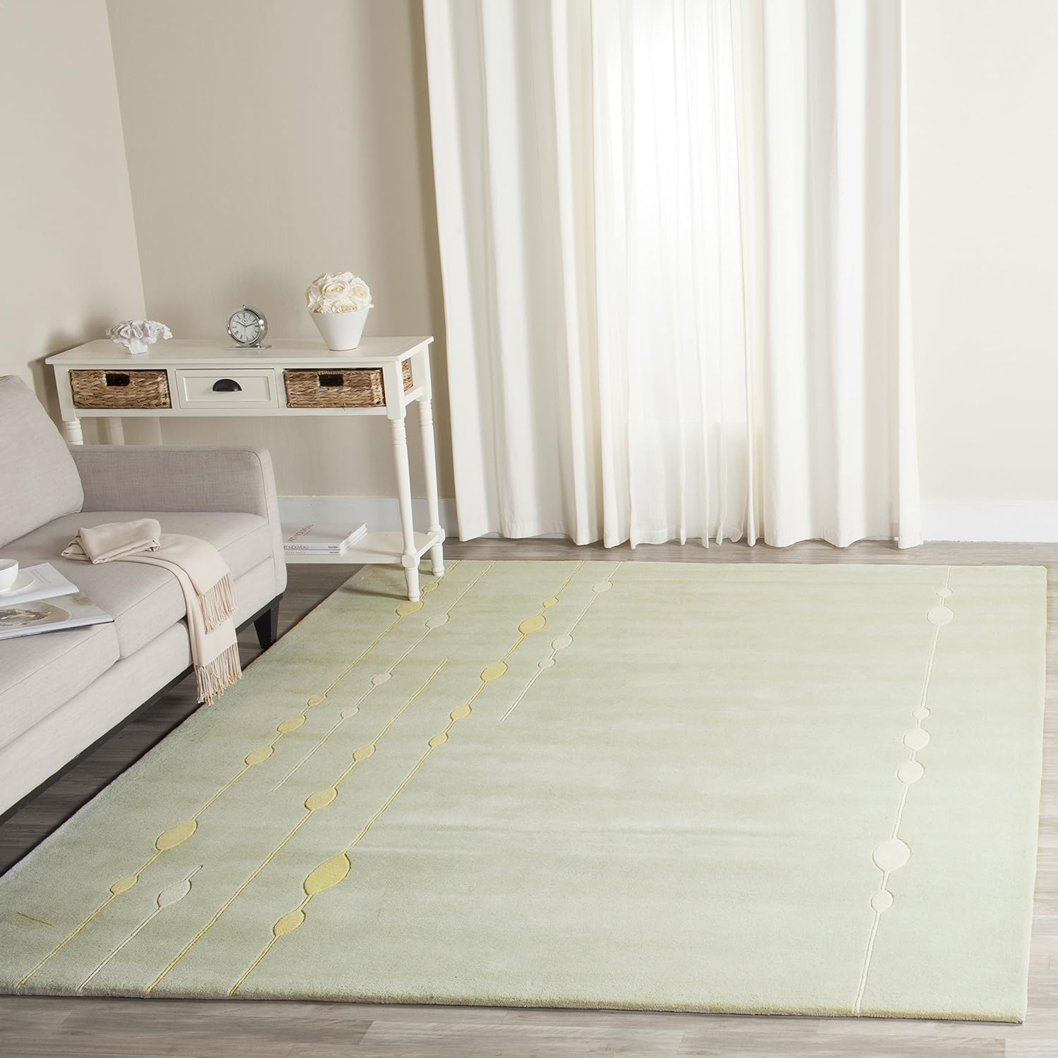 SAFAVIEH Soho Collection Runner Rug - 2'6" x 10', Light Green, Handmade Wool, Ideal for High Traffic Areas in Living Room, Bedroom (SOH303A)
