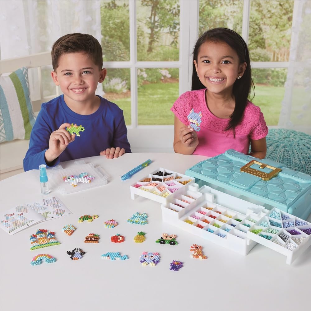 Aquabeads - La Mallette des créatifs - Kit de Loisirs créatifs - Activité Manuelle Enfants en Toute autonomie - Coffret de Perles Qui collent avec de l'eau - Jouet Enfant 4 Ans et + - 35114
