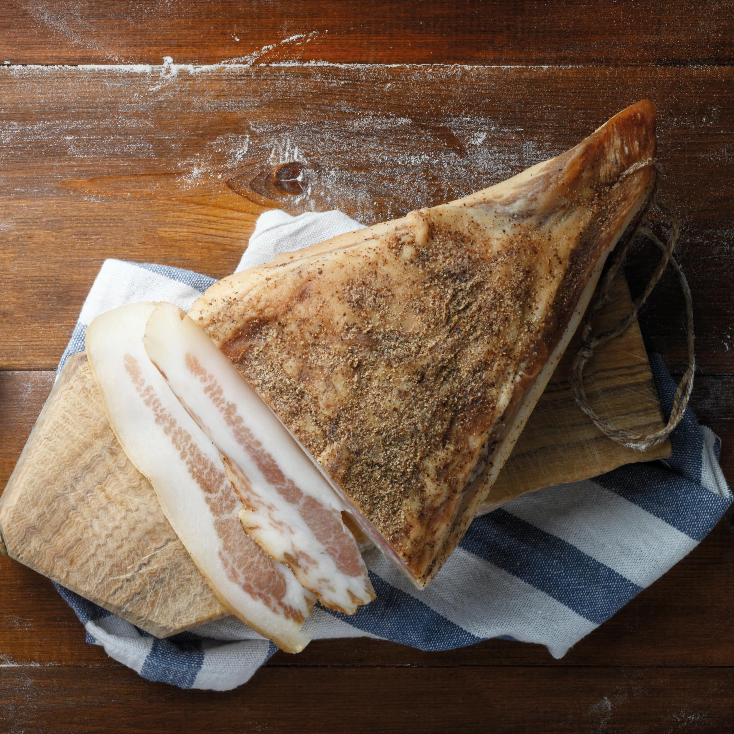 Delikatess Express | Guanciale luftgetrocknet - Schweinebacke aus Italien, traditionell gewürzt mit Pfeffer - für Amatriciana- und Carbonara 450 g