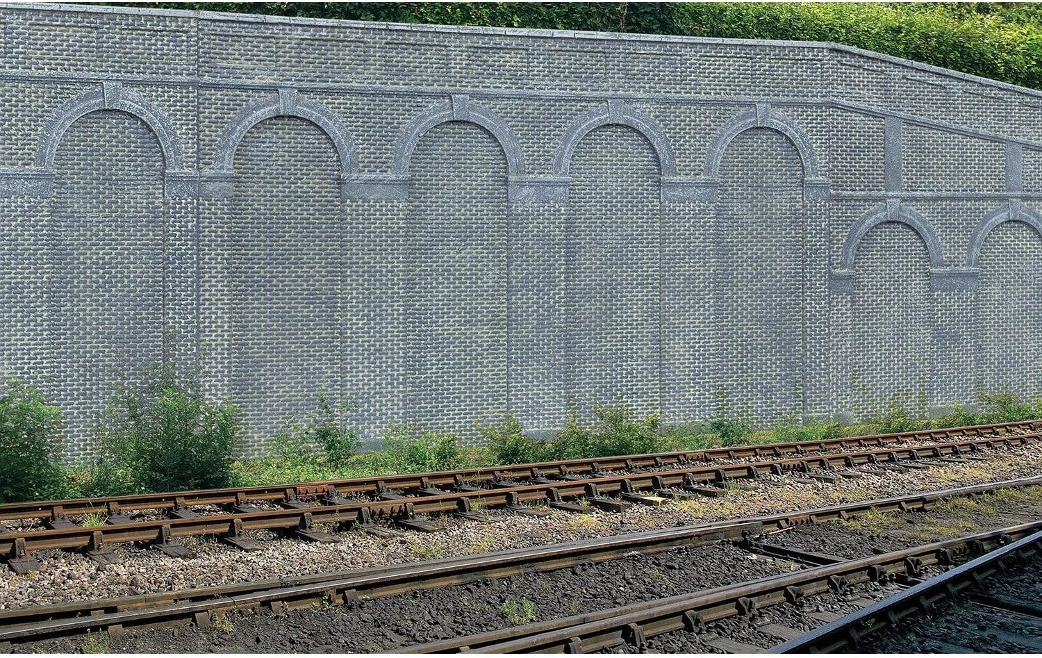 Hornby R7373 OO Gauge High Level Arched Retaining Blue Brick Walls x 2 - Model Railway Accessories, Miniature Diorama Scenery for Hornby Train Sets - Lifelike Building Models - Scale 1:76