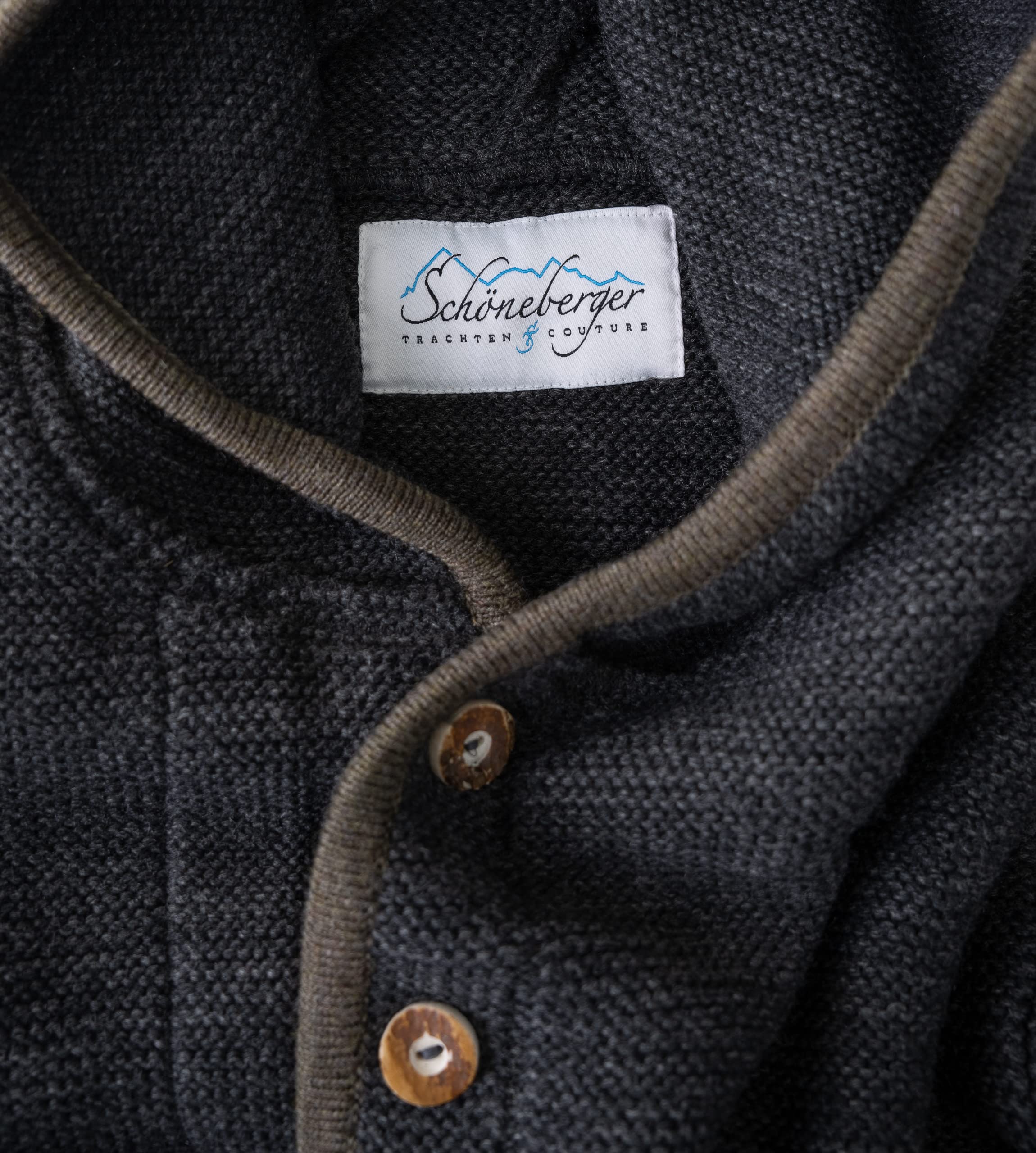 Herren Trachtenjacke mit Kapuze – Trachten-Strick-Jacke aus Wolle – Hoodie Strickjacke Grau/Anthrazit Cardigan - Arvid