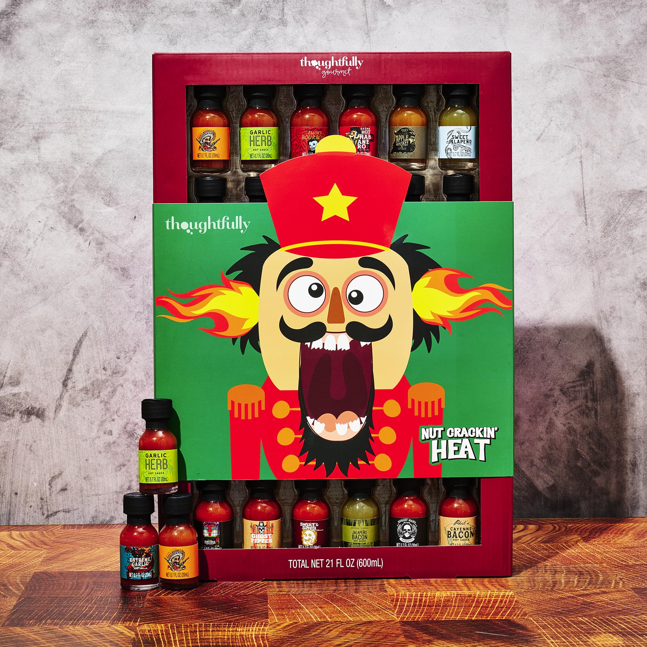 Coffret cadeau de dégustation de sauces piquantes gourmandes Thoughtfully Gourmet pour les fêtes, 30 sachets aux saveurs uniques comme ail et fines herbes et pomme-whisky, joliment emballé pour Noël