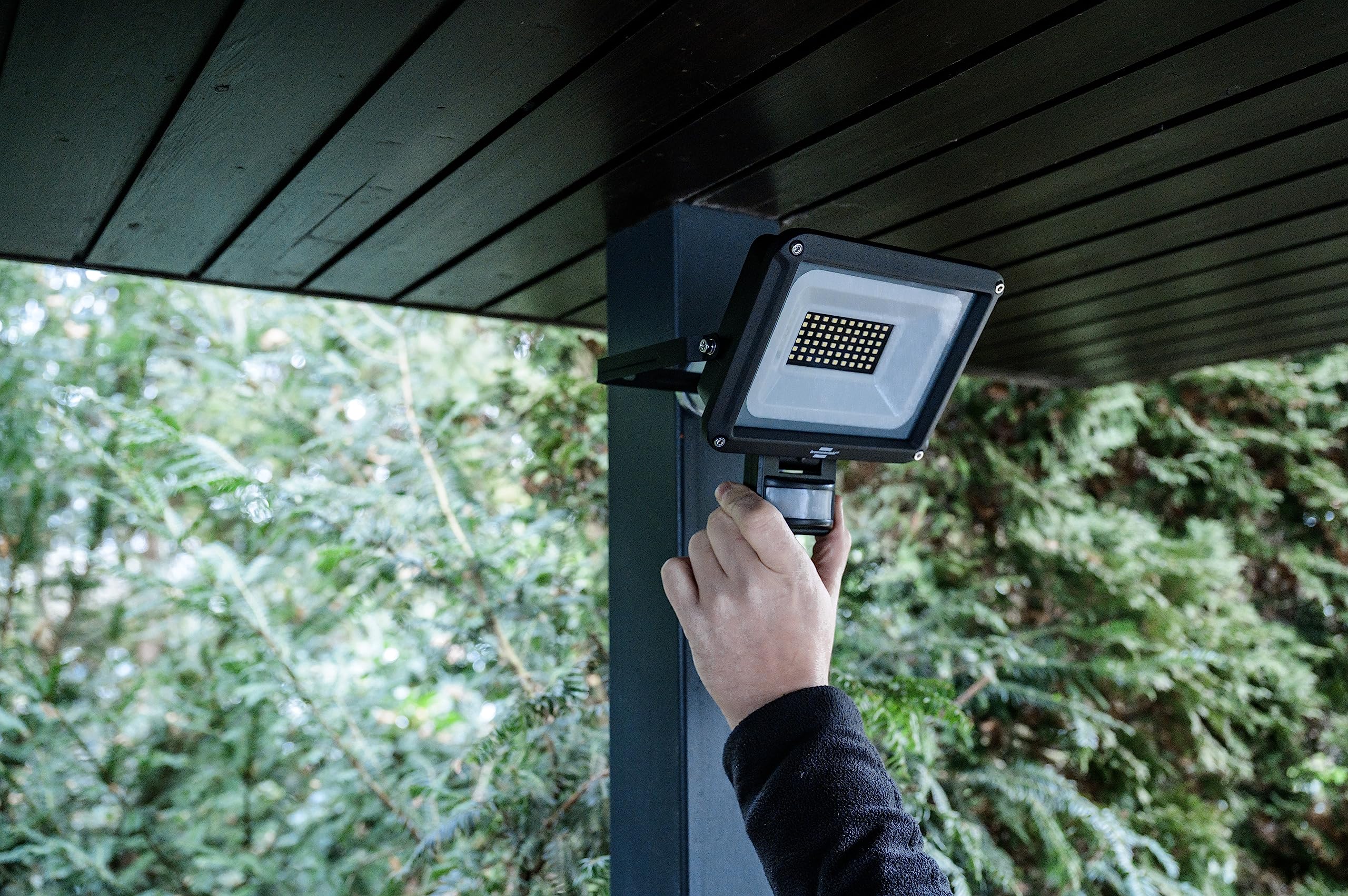 Brennenstuhl foco LED JARO 4060 P (proyector LED de pared para exteriores IP65, 30W, 3450lm, 6500K, con detector de movimiento y sensor crepuscular) | Foco LED de pared para exterior, IP65, 3450 lm, 6500 K, con detector de movimiento y sensor crepuscular