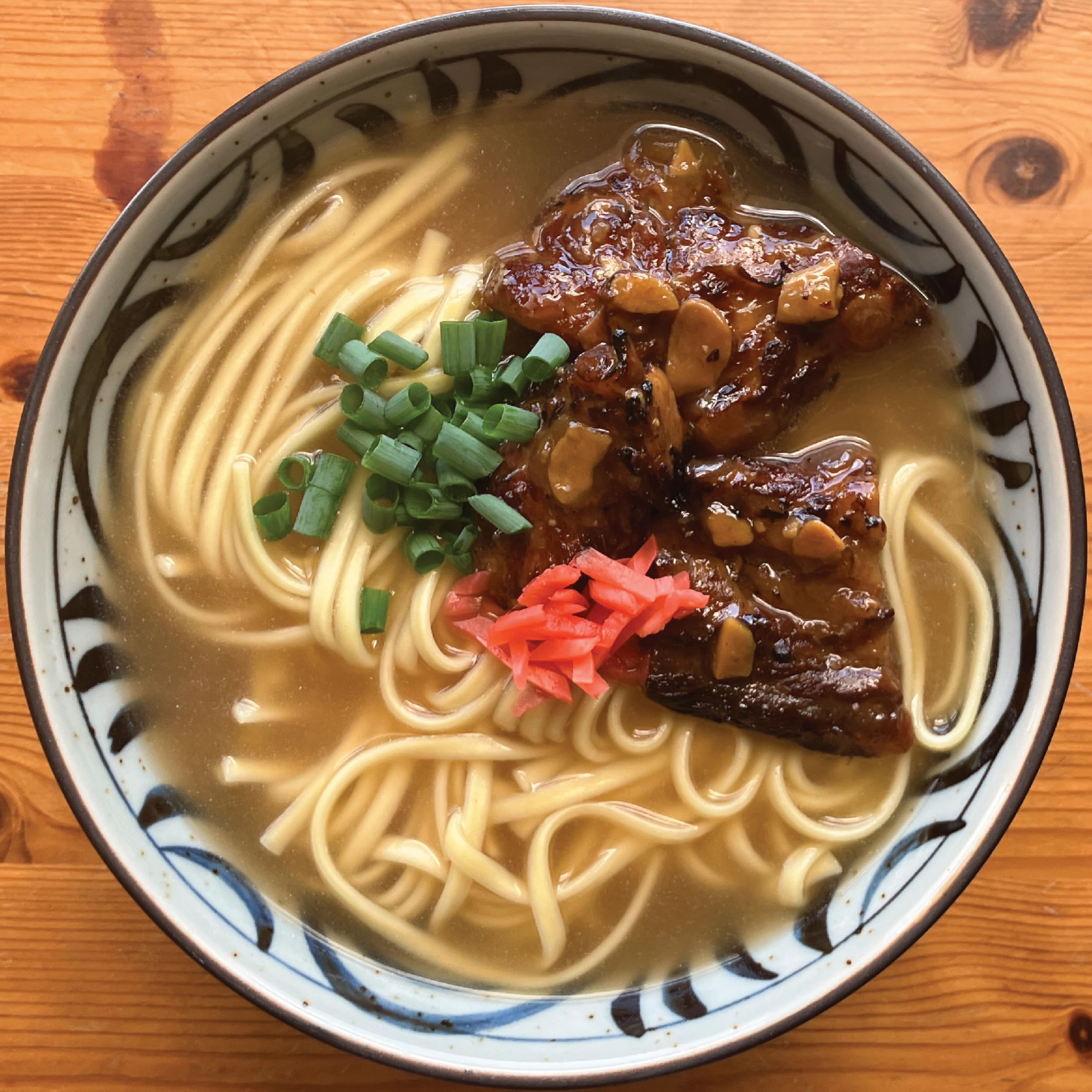 コザまーけっと 炙り軟骨ソーキガーリックそばセット 沖縄そば【乾麺】 かつお豚骨のそばダシと炙り具材 紅しょうが こーれーぐーす付き 沖縄のソウルフードがお家で簡単に食べられる