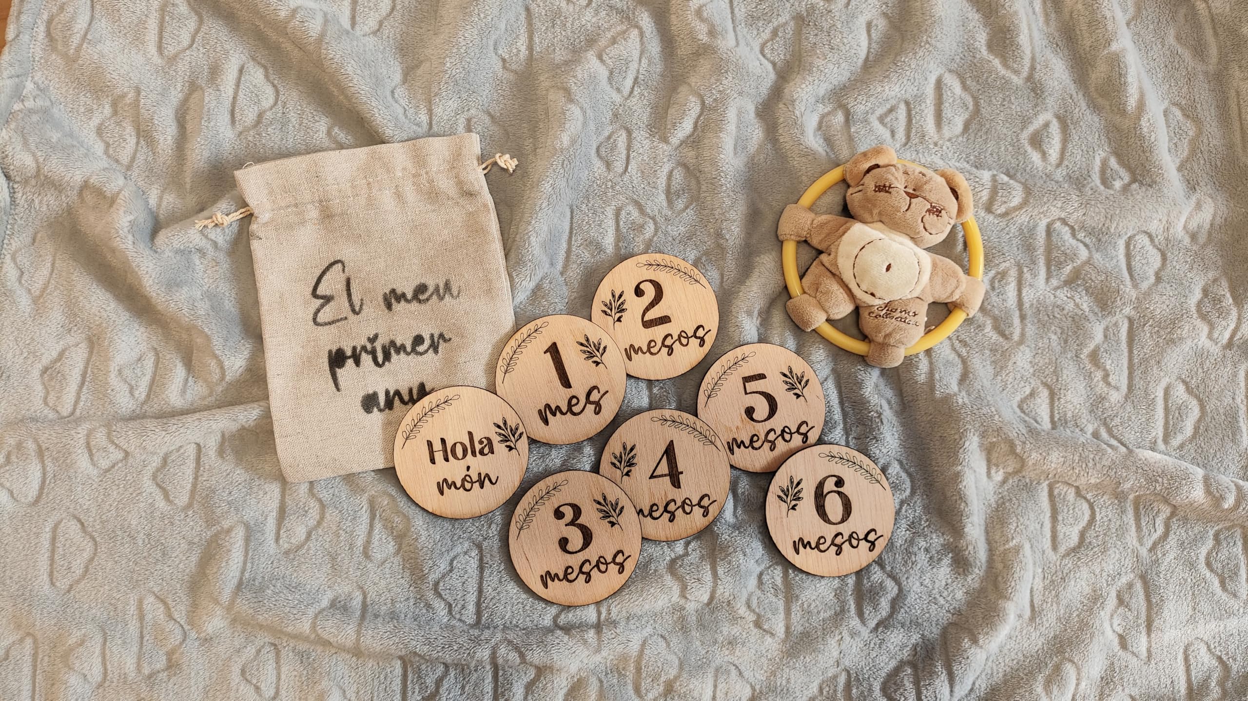 Tarjetas cumple mes BEBÉ, 7 piezas y saco - Recuerda cada mes de su primer año. Piezas de madera. Español o Català - Regalo perpercto recién nacido - Accesorios y atrezzo para fotos (Català)
