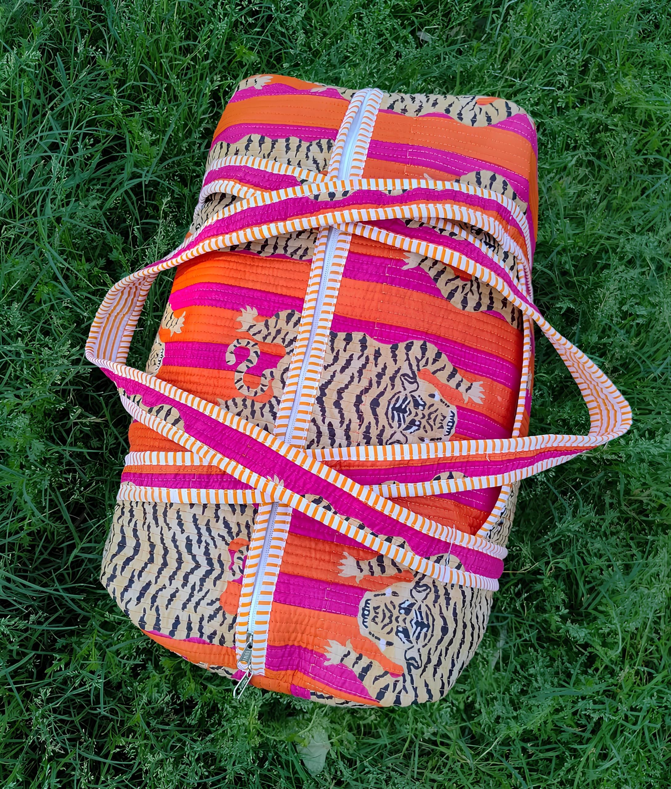 INDACORIFY Gesteppte Tragetasche | Große Shopper-Tasche mit Seidendruck für Damen | Indische handgefertigte Tasche mit verschiedenen Drucken und Reißverschluss