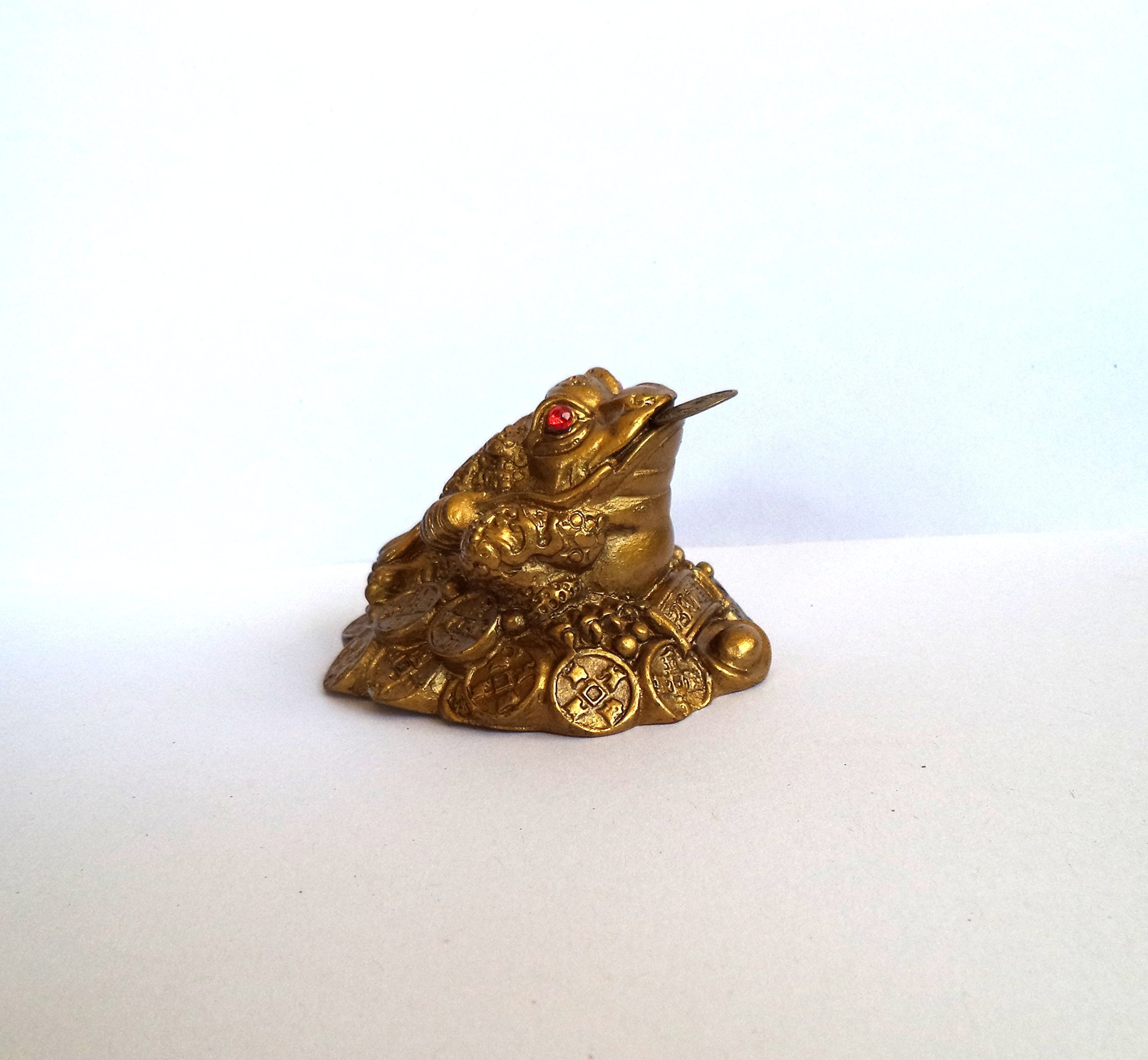 Tej Gifts - Small Feng Shui Three Legged Frog with a Coin (4 cm x 5.5 cm x 4.5 cm)