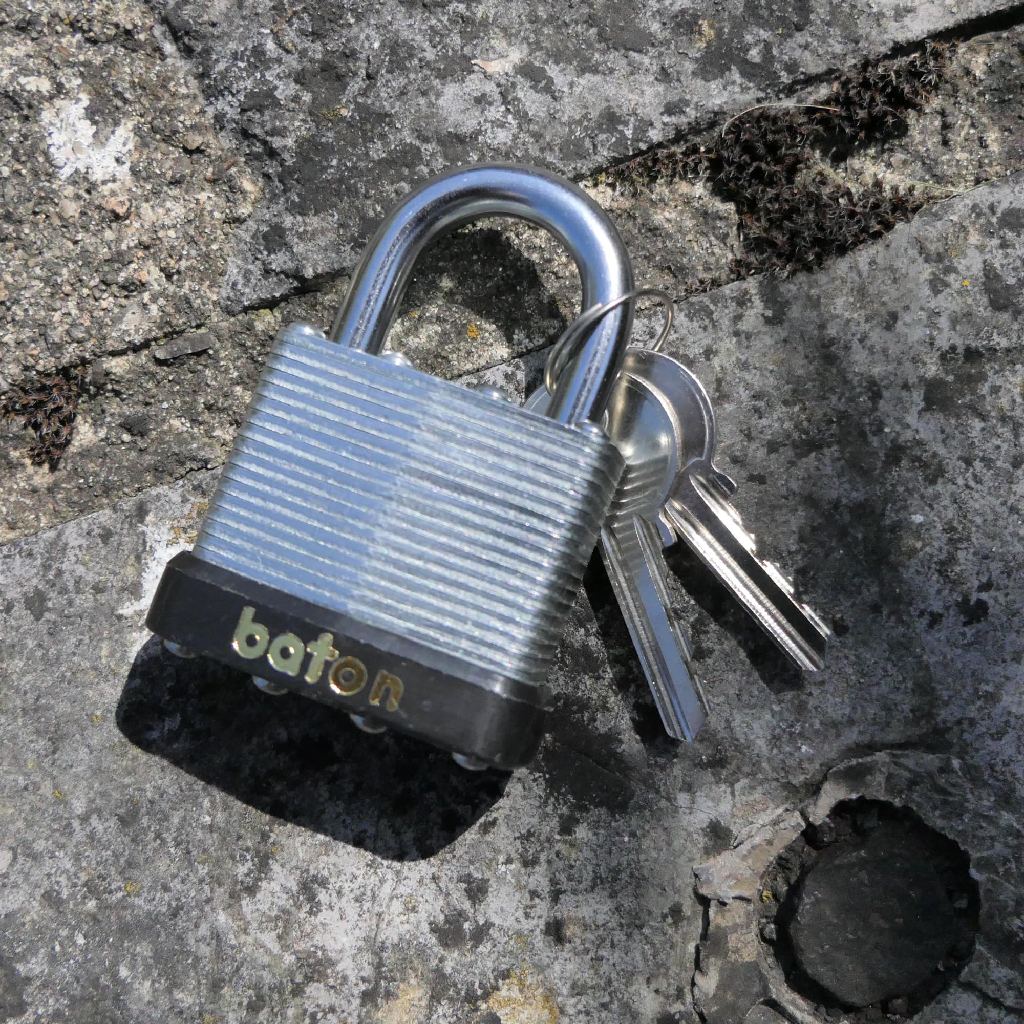 Baton Laminated Steel Padlock, 40mm, Shackle Diameter 6.3mm, Shackle Clearance 21mm. 787D-401 787D-401