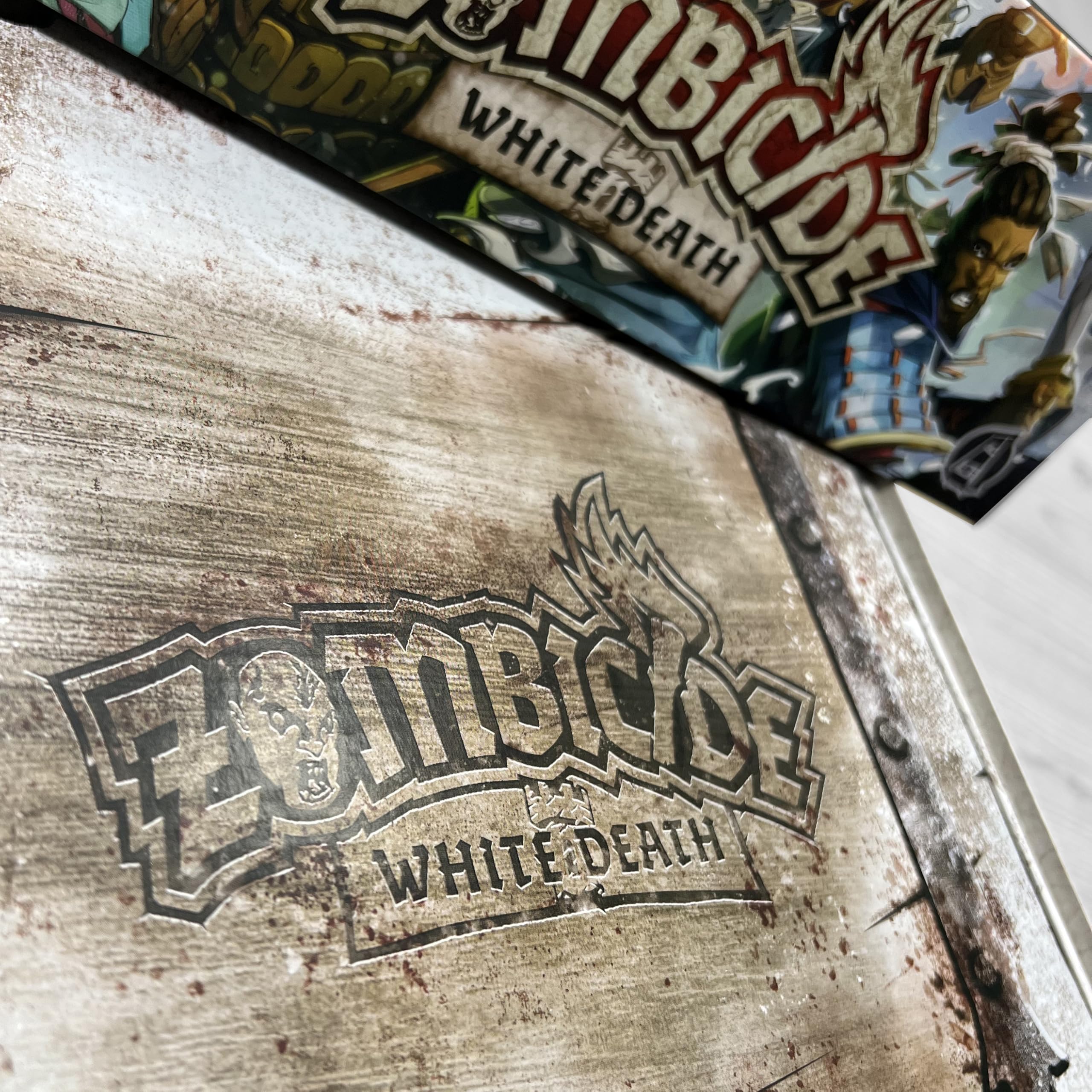 Asmodee - Zombicide White Death, Gioco da Tavolo Cooperativo, 14+ Anni, 1-6 Giocatori, 60 min, Edizione in Italiano