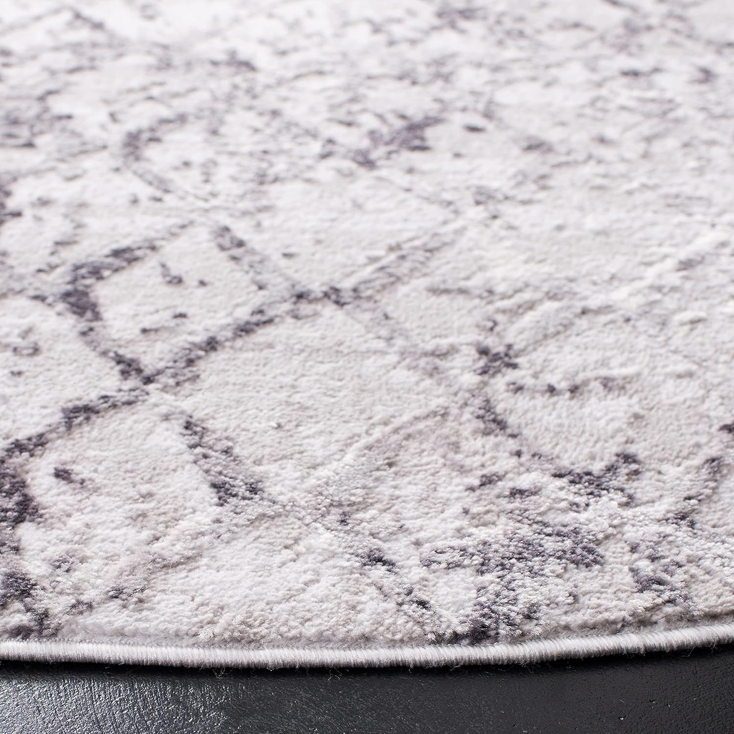 SAFAVIEH Amelia Collection Area Rug - 6'7" Round, Grey & Light Grey, Modern Trellis Distressed Design, Non-Shedding & Easy Care, Ideal for High Traffic Areas in Living Room, Bedroom (ALA783F)