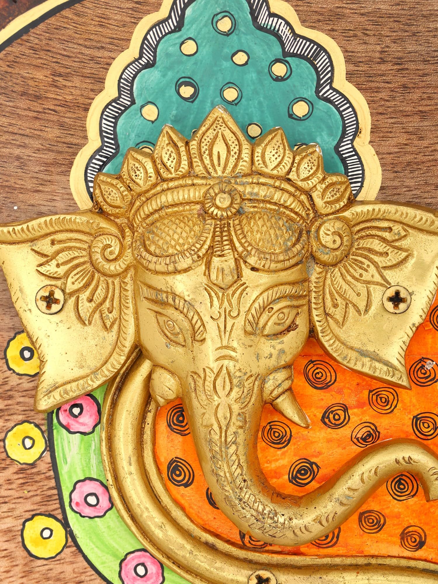 Exotic India Ręcznie malowany drewniany oprawiony mosiądz lord Ganesha twarz wisząca na ścianę do domu | dekoracja pokoju puja | prezent Diwali