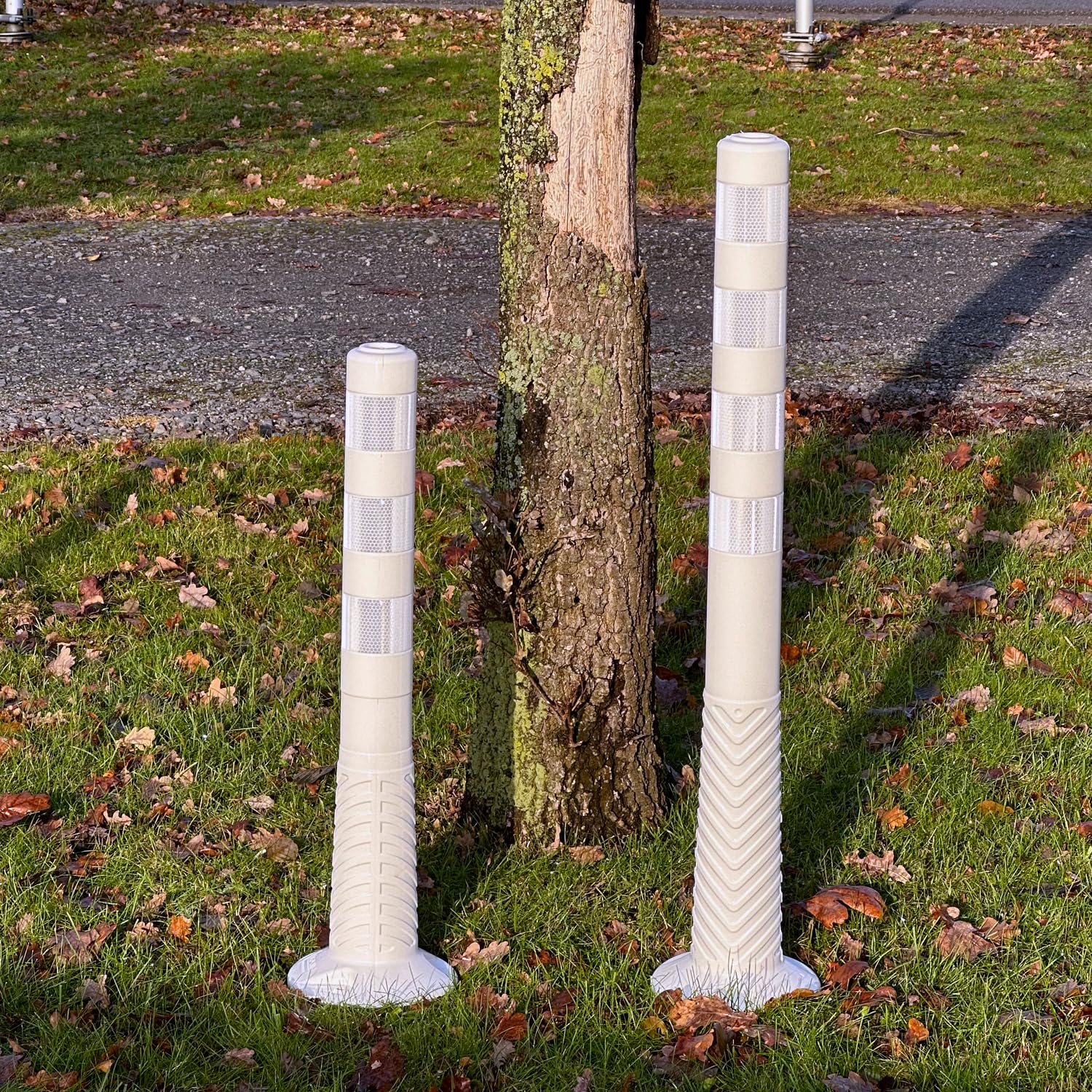 UvV-Reflex Absperrpfosten, Poller 75 oder 100 cm hoch, flexibel weiß, weiße RA2C Folie, reflektierend, selbstaufrichtend inkl. Befestigungsmaterial und Schrauböse (1, 100cm)
