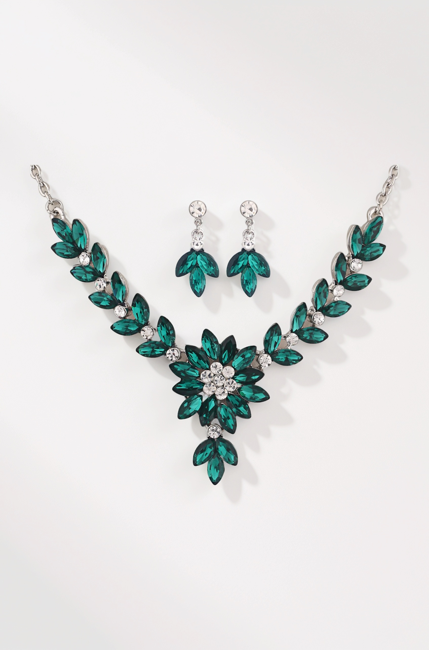 Latest Stylish Fancy Crystal Diamond Studded Necklace Jewellery Set for Women