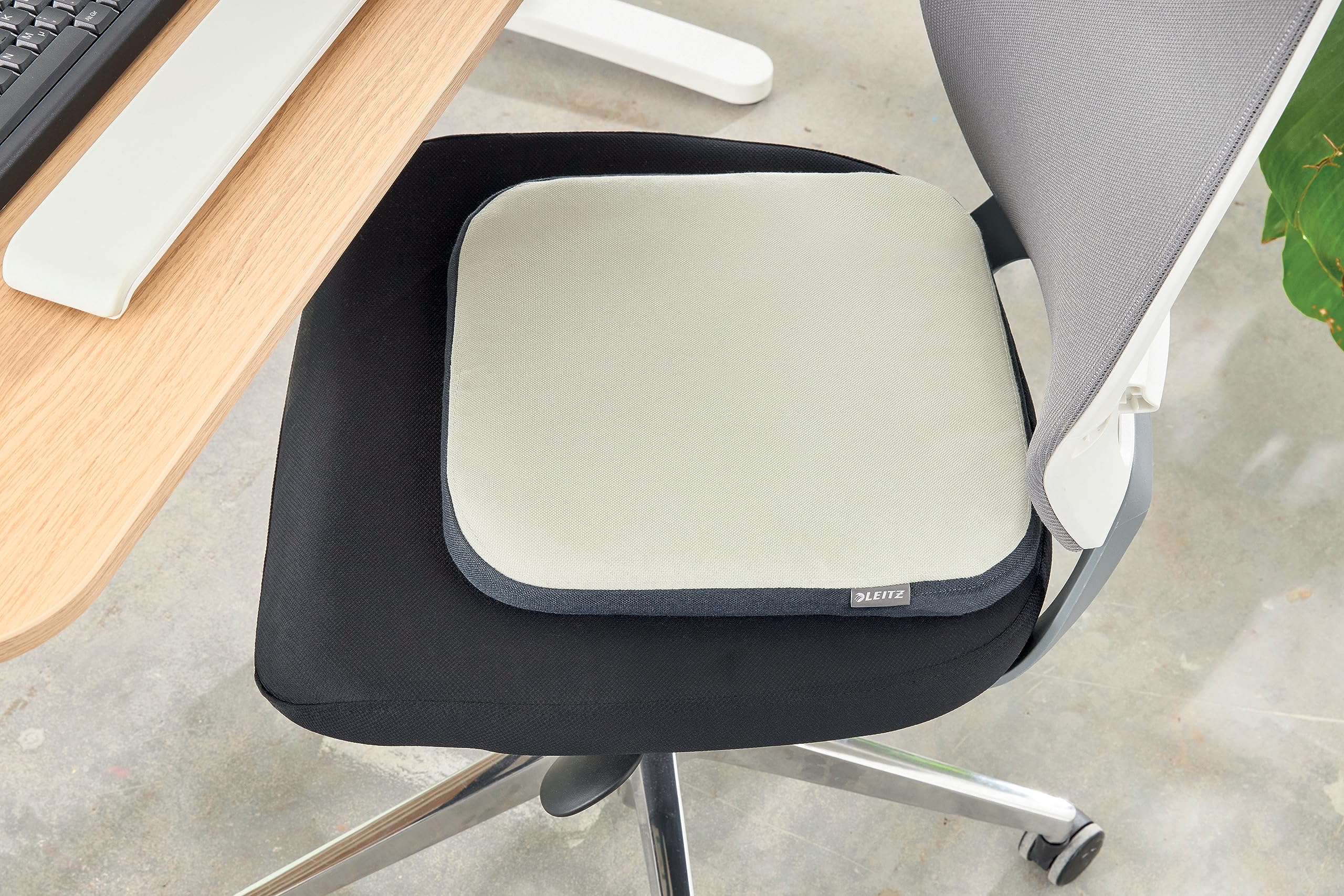 Leitz Ergo Active Balance-Sitzkissen, Ergonomisches Luftkissen für Bürostühle, optimale Sitzhaltung und Ischias-Entlastung, fördert Körperhaltung, Ergo-Serie, Stoffbezug hellgrau, 65400085