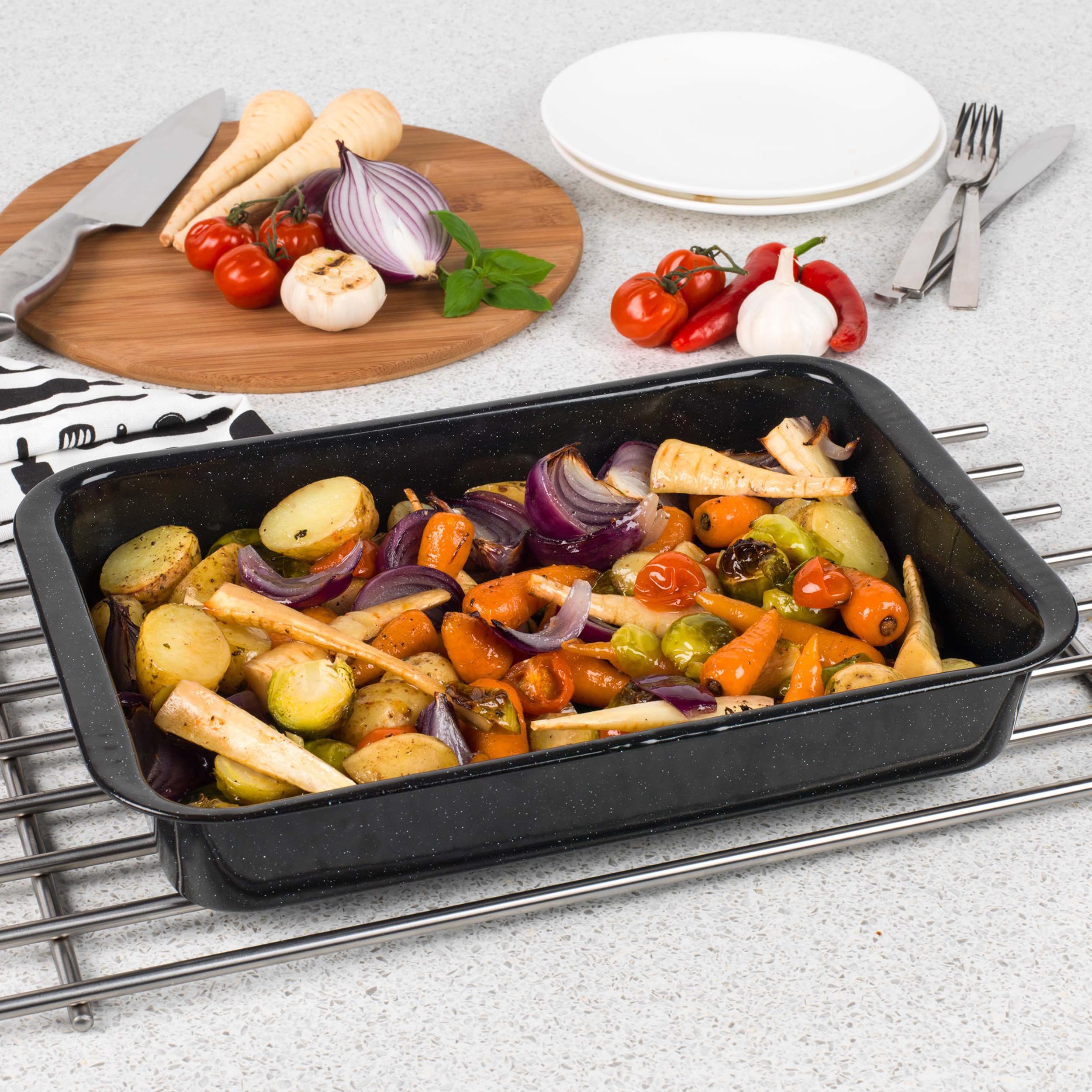 Russell Hobbs CW12611 Romano Vitreous Durable Enamel Roaster, 36 cm, Black, Dishwasher Safe, Rectangular Roasting Tin for Vegetables and Meat, Oven Safe Up To 230 Degrees, 36 x 25 x 4 cm