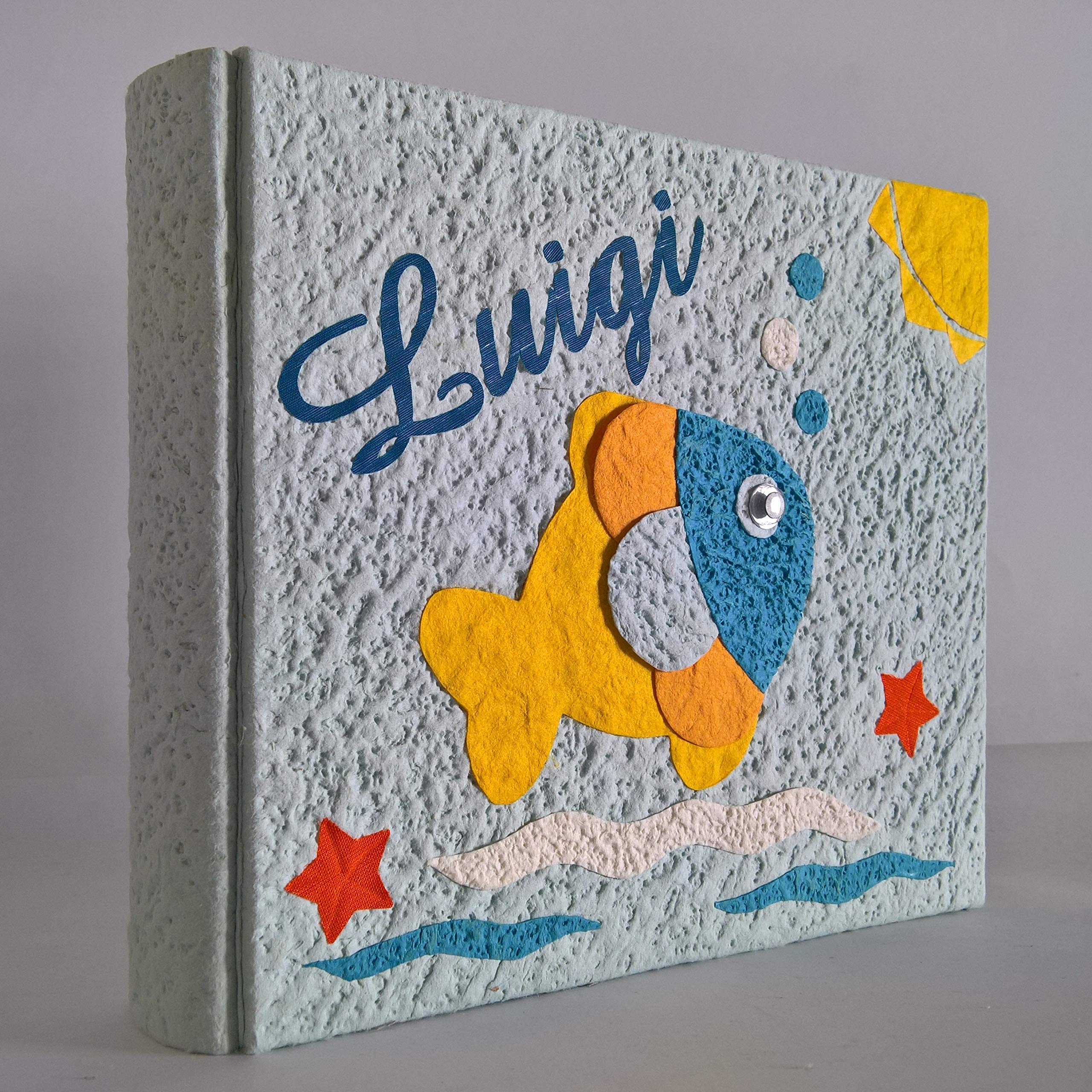 Album fotografico artigianale pesciolino e sole in carta luna con nome intagliato in tela personalizzabile regalo nascita battesimo compleanno vacanze estate MADE IN ITALY legnoegrafite