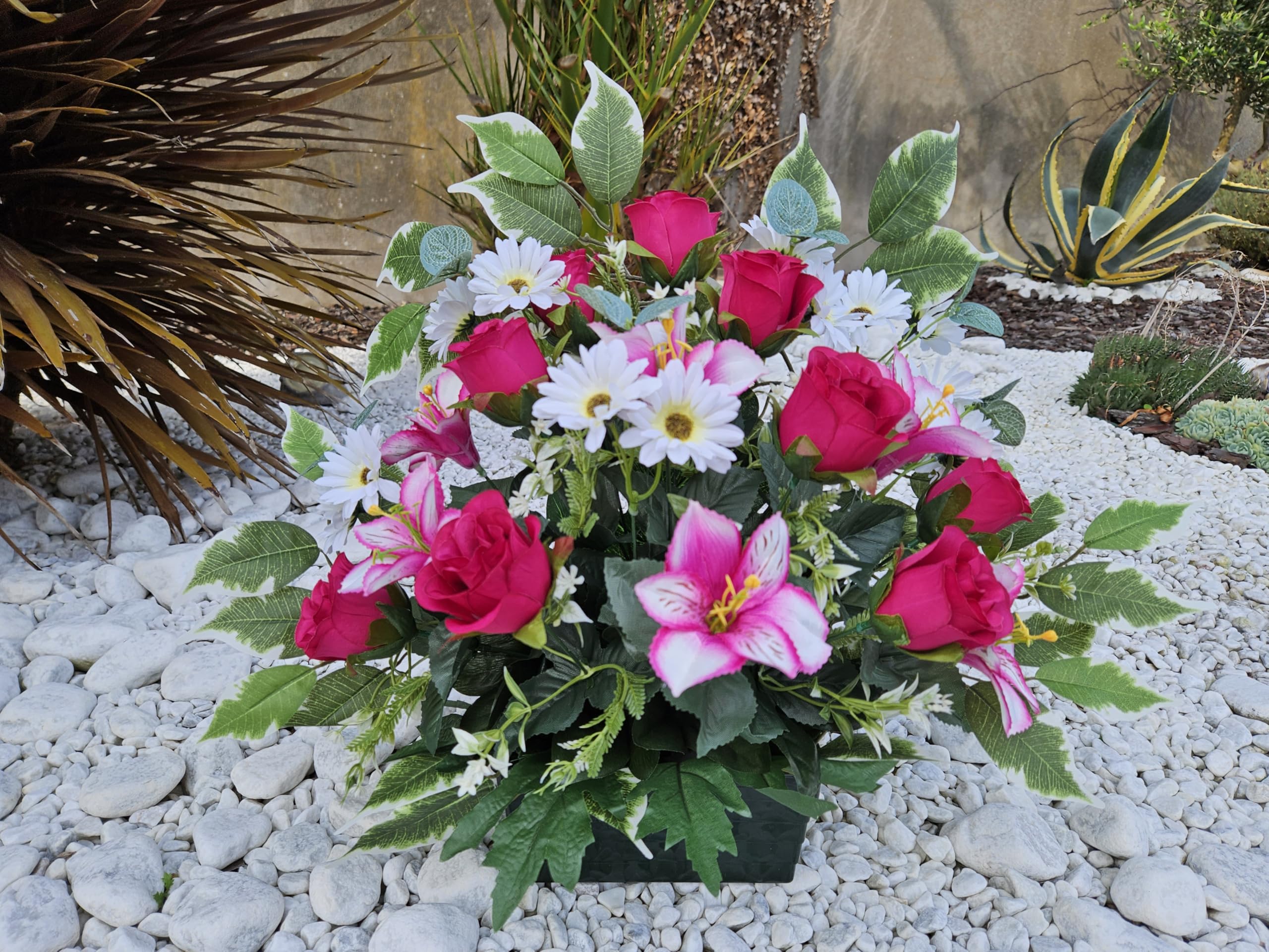 Composition de Fleurs Artificielles Lesté Ciment Pour Une Très Bonne Tenue à L' extérieur. Réalisé Par Nos Soins. Fleurs de Qualité.