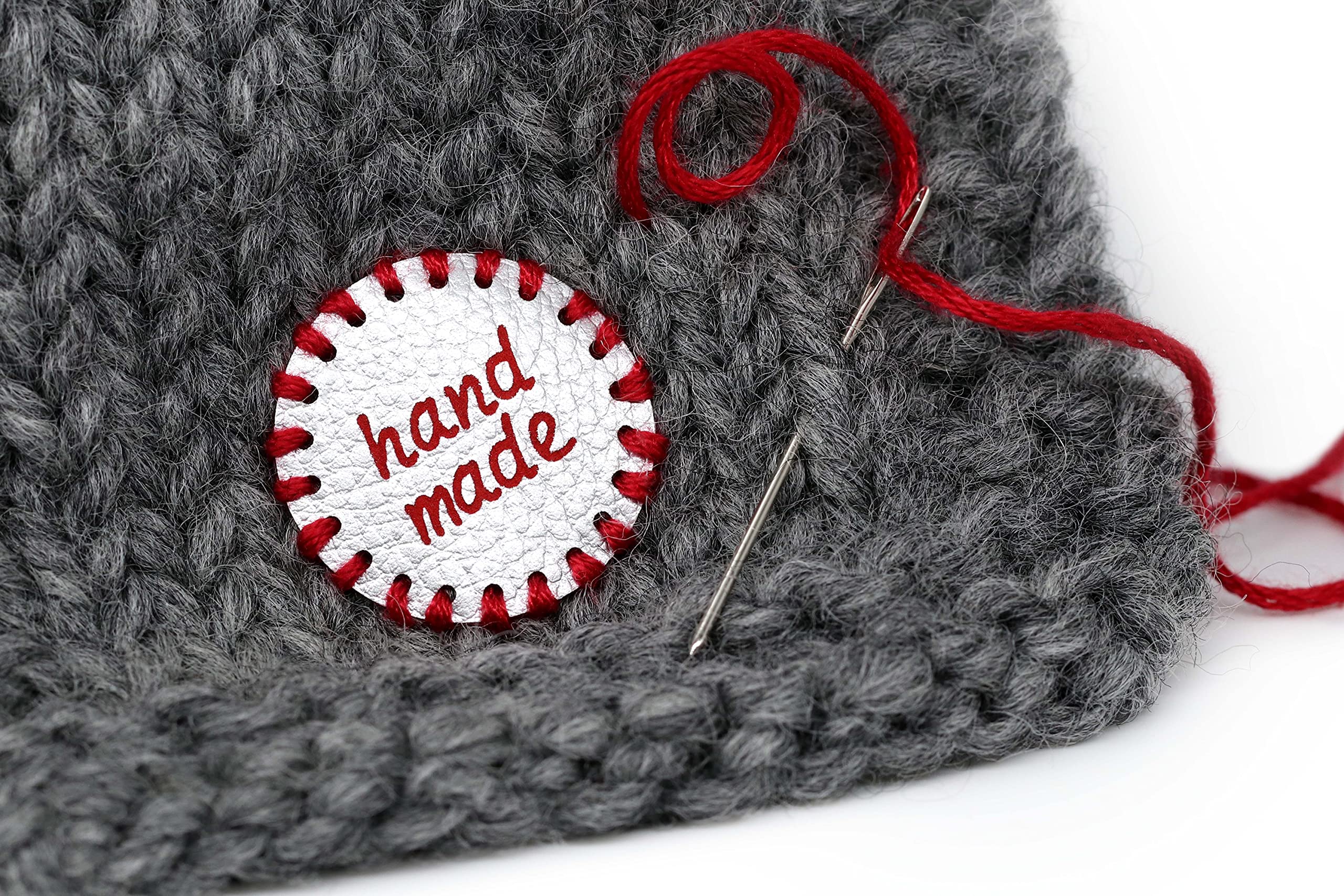 Etichette Handmade PU Rotonde - Rosso-Argento MOD. RO02 - Tag Handmade Etichette Etichette Handmade da Cucire Fatto a Mano (30 Pezzi - Testo Personalizzato)