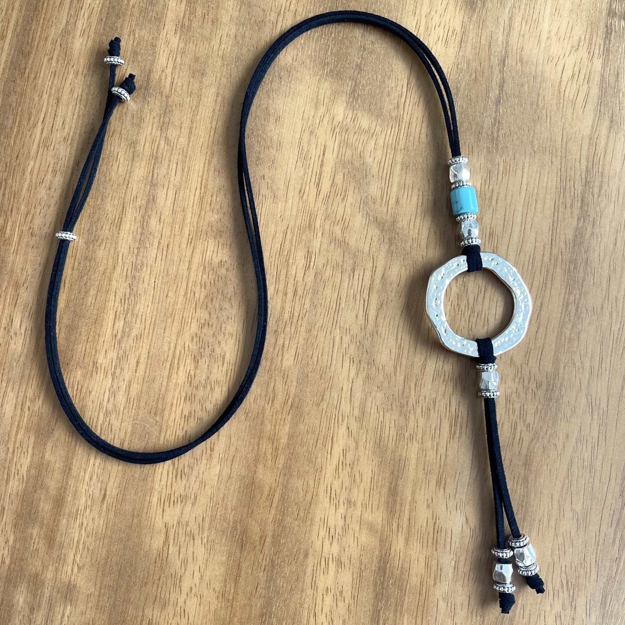 ASTER ALHELÍ Pendentif Femme Cercle et Turquoise Argent - Collier Long Femme en Suédine Noire Réglable avec Éléments en Zamak Plaqué Argent - Idéal comme Cadeau