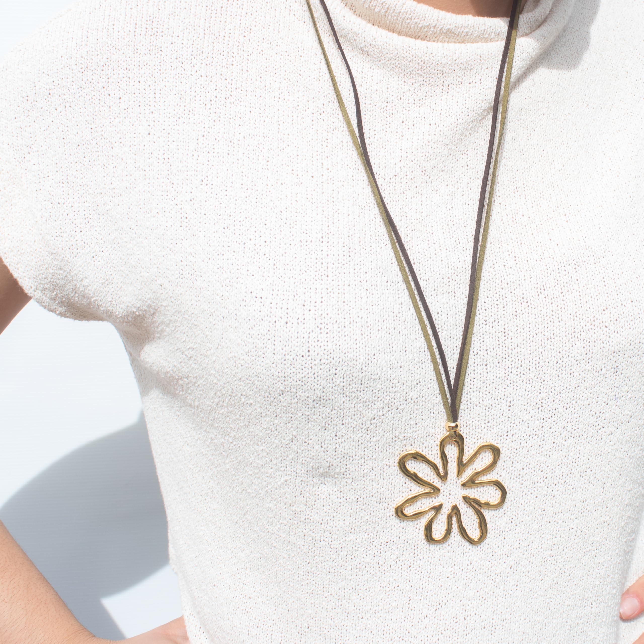 NILUXE DESIGN - Colgante Mujer Flor Grande Dorada o Plateada Estilo Bohemio - Collar Largo con Flor- Cadena de Antelina Ajustable con Abalorios de Zamak - Colgante Estilo Elegante